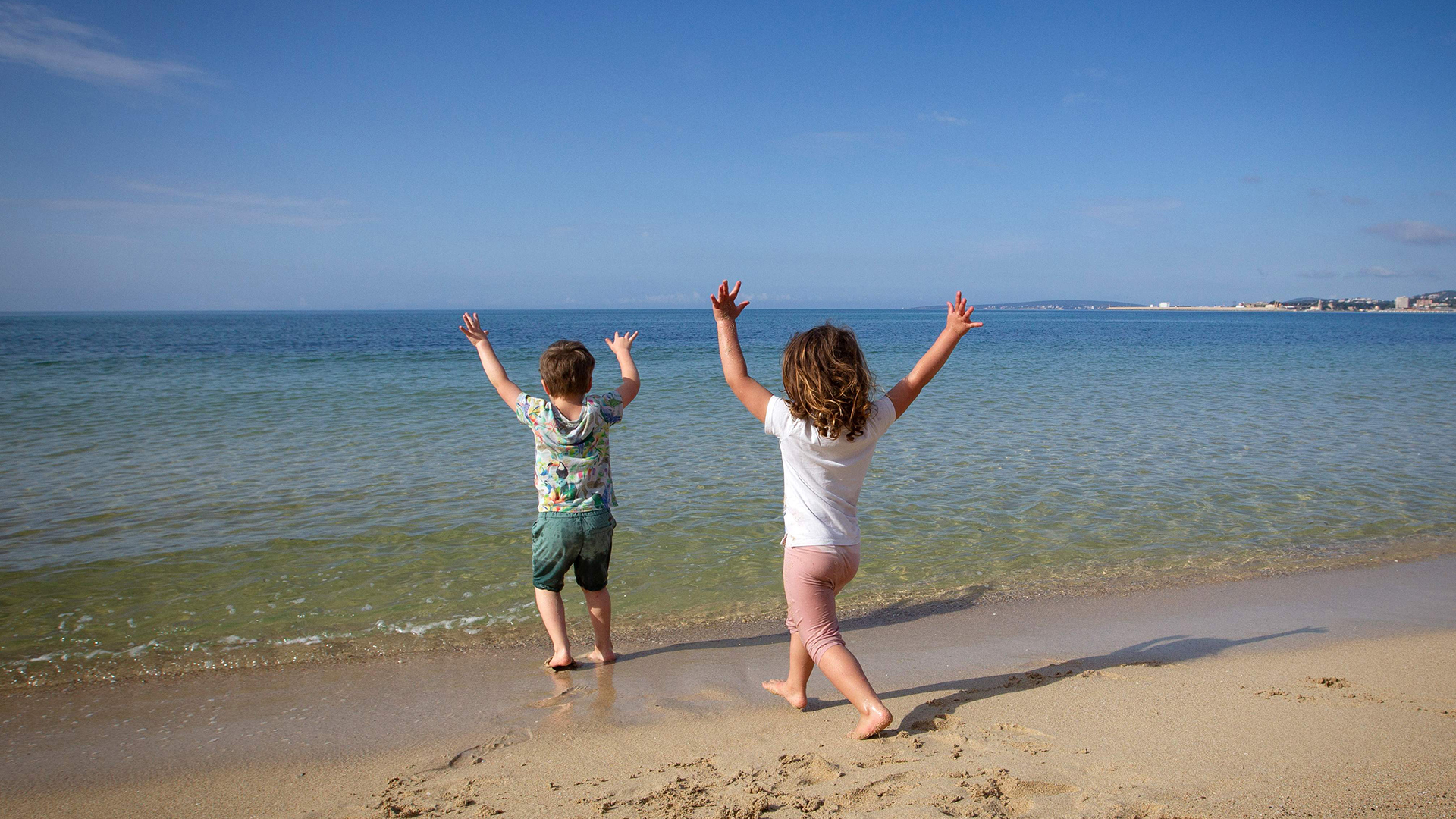 Kinder an einem Strand auf Mallorca