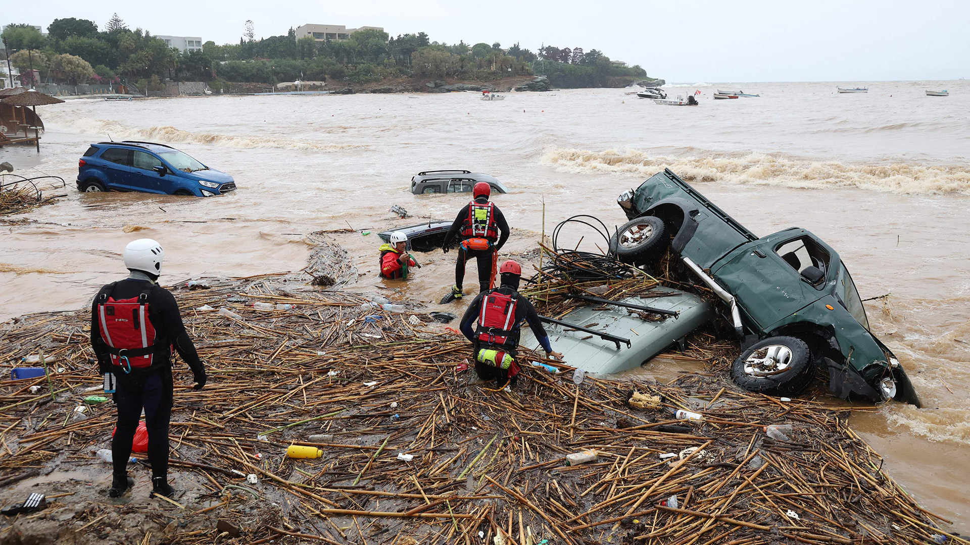 Von Wassermassen angeschwemmte Autos am Strand von Agia Pelagia. | AFP