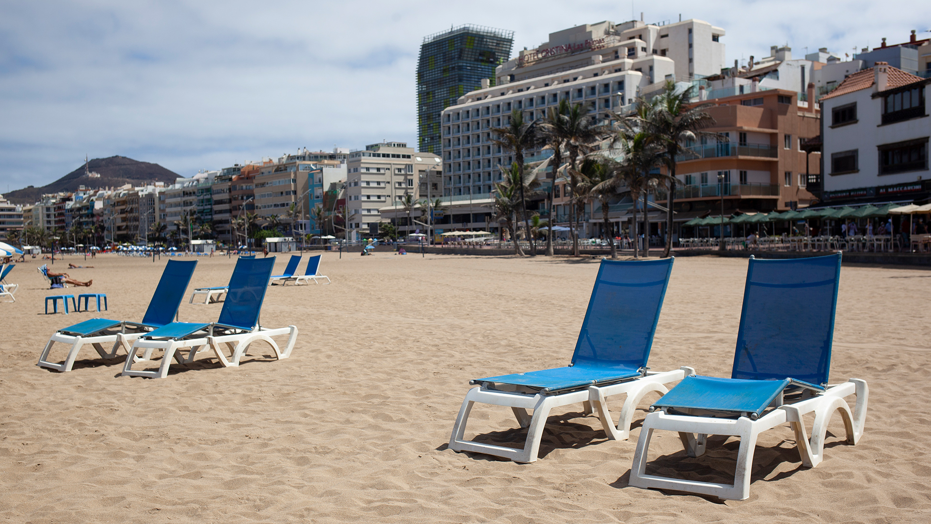 Vier Liegestühle am Strand von Las Canteras sind leer. 