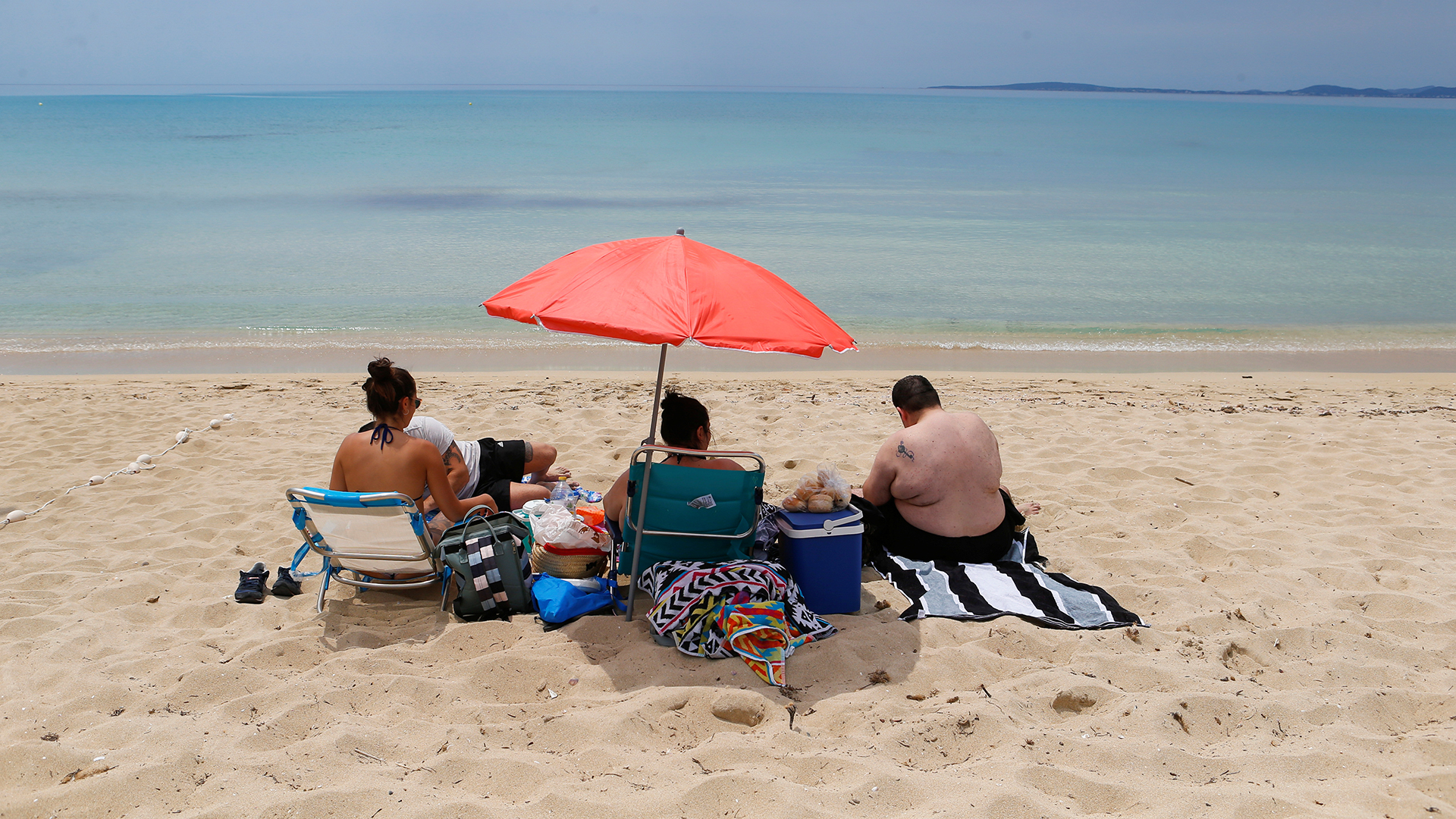 Menschen genießen das schöne Wetter am Strand von Arenal auf Mallorca | REUTERS
