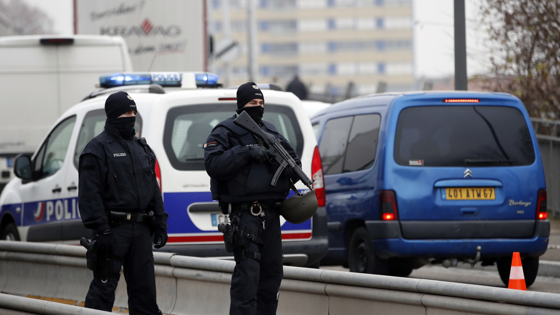 Deutsche Polizisten stehen an der deutsch-französischen Grenze | Bildquelle: dpa