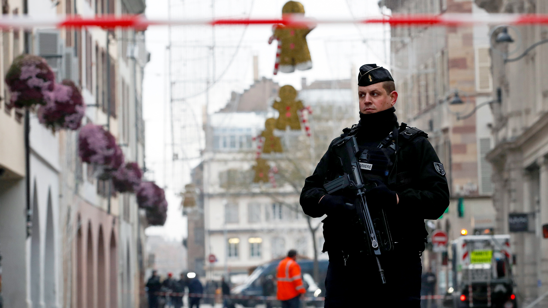 Ein Polizist geht nach einem Angriff in der Gegend des Straßburger Weihnachtsmarkts durch die Innenstadt | Bildquelle: dpa