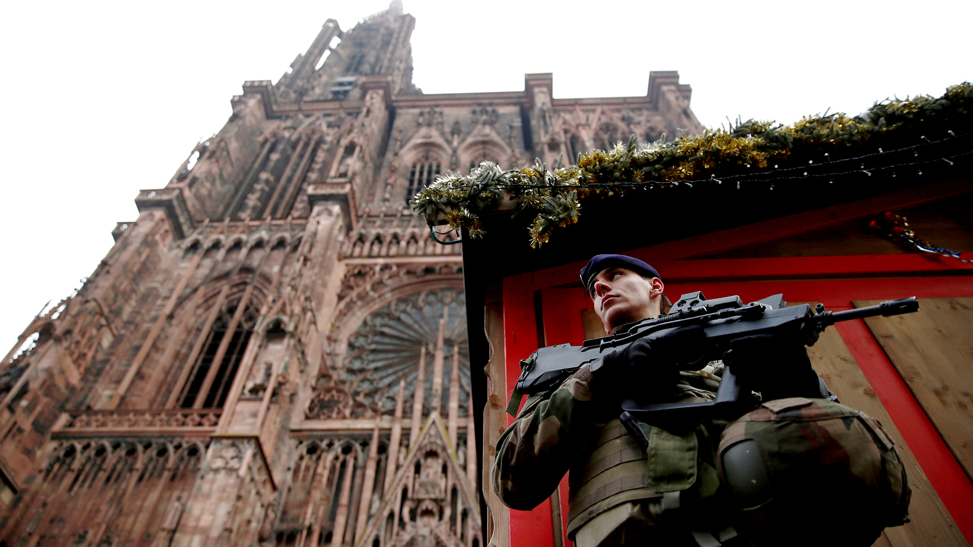 Ein Soldat auf dem Weihnachtsmarkt in Straßburg | Bildquelle: REUTERS