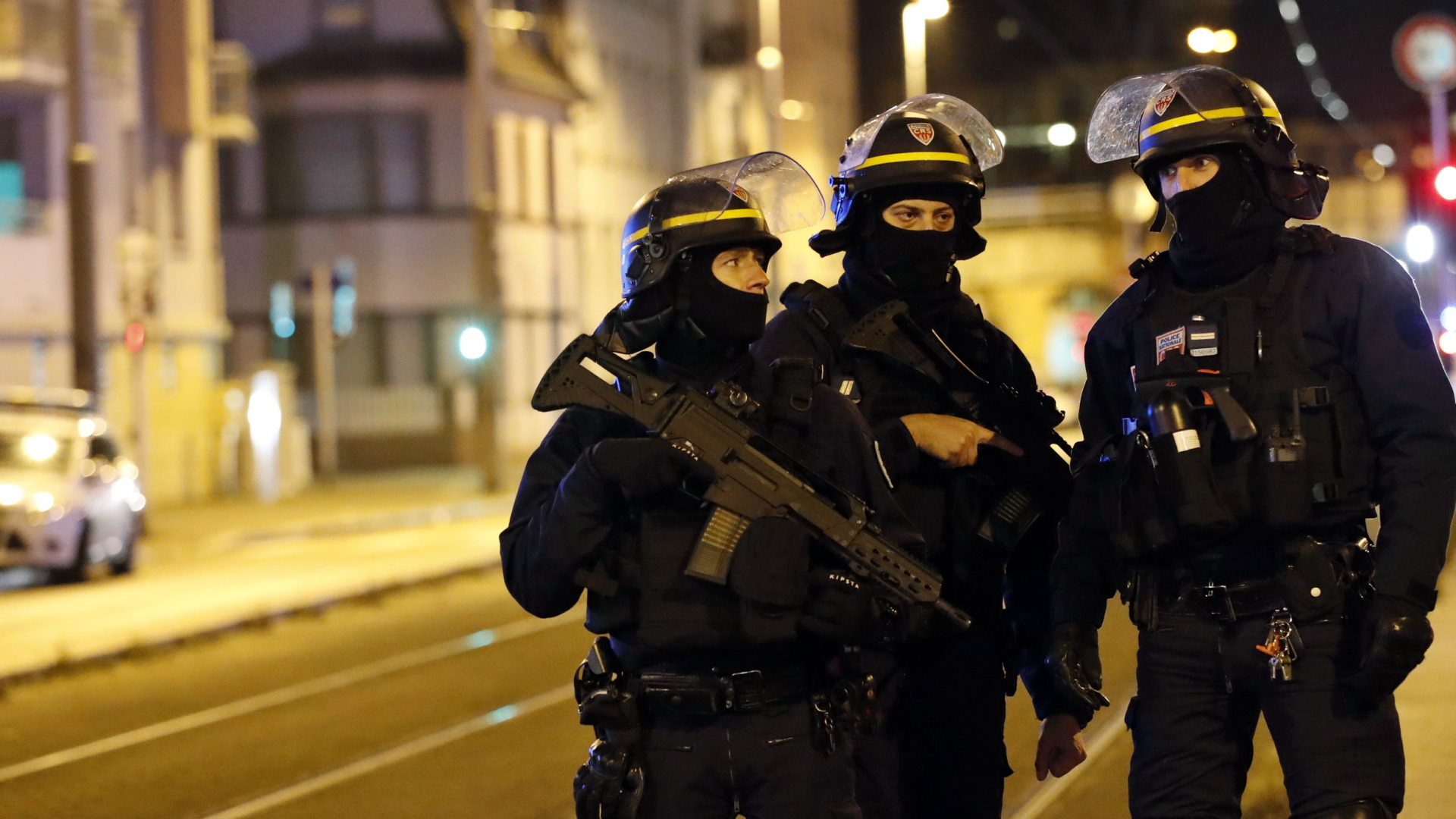 Polizisten am Ort des Schusswechsels in Straßburg | Bildquelle: dpa