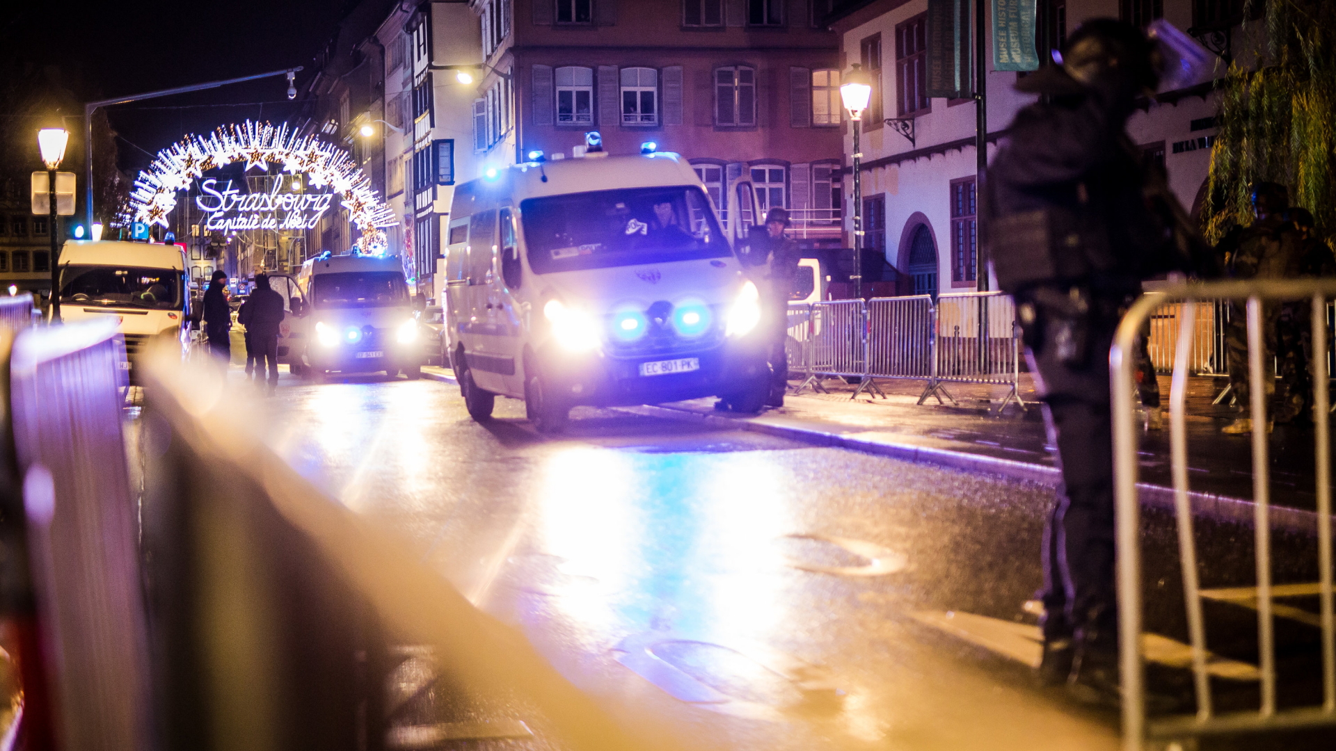 Einsatzkräfte der Polizei sichern einen Eingang zur Altstadt von Straßburg. | dpa