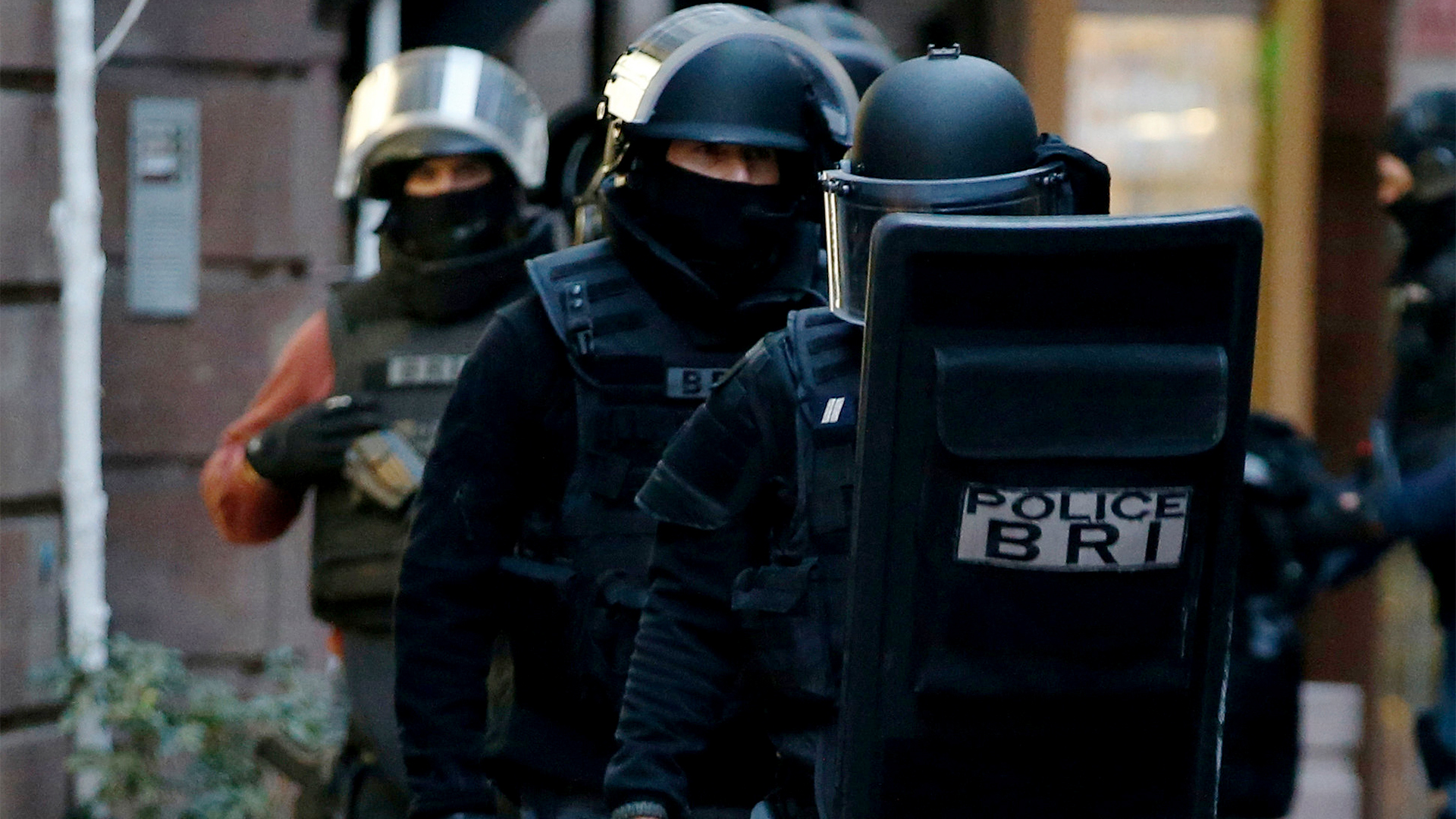 Polizisten gehen durch eine Straße in Straßburg | Bildquelle: REUTERS