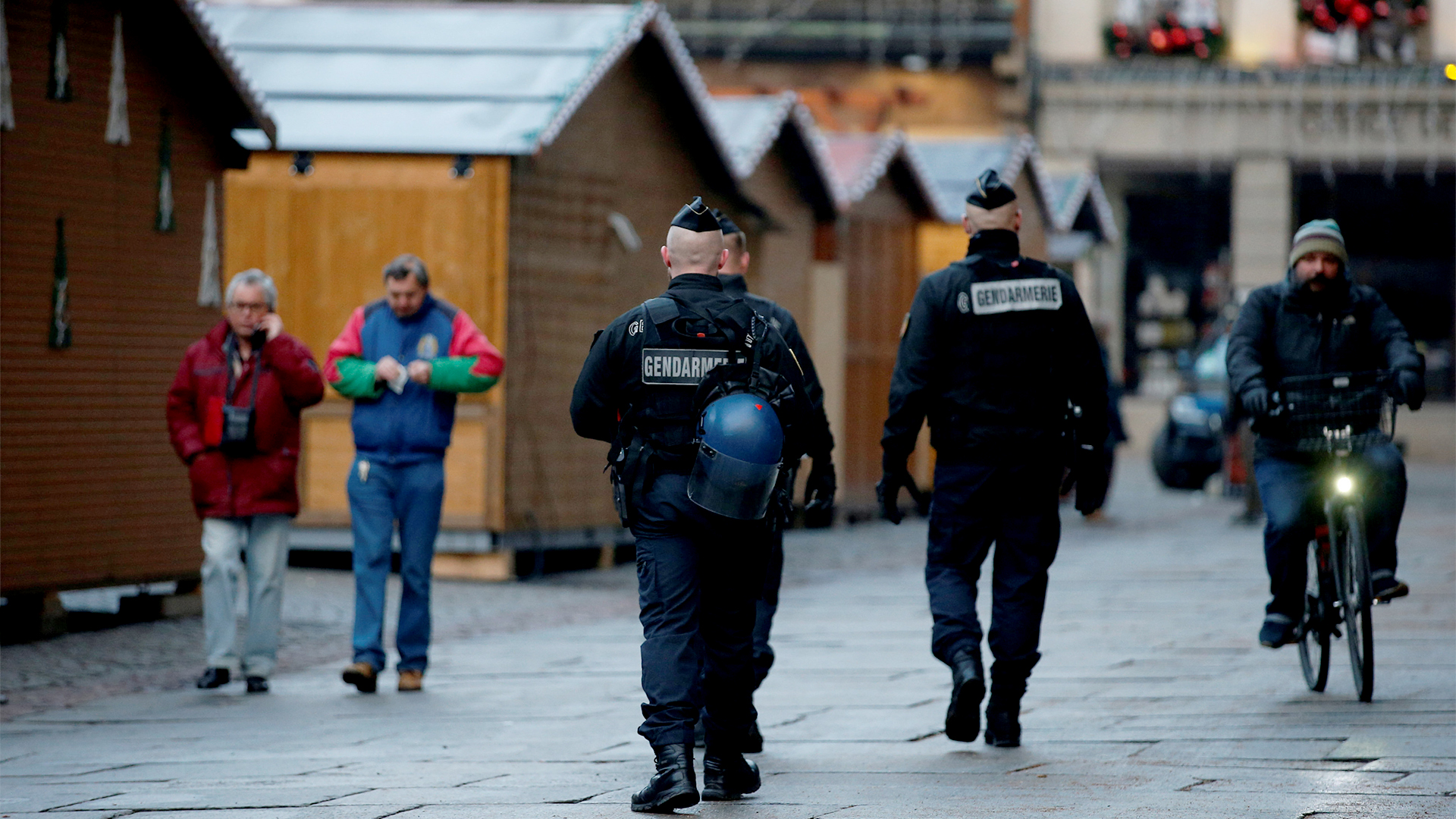 Polizisten gehen am Weihnachtsmarkt in Straßburg vorbei | Bildquelle: REUTERS
