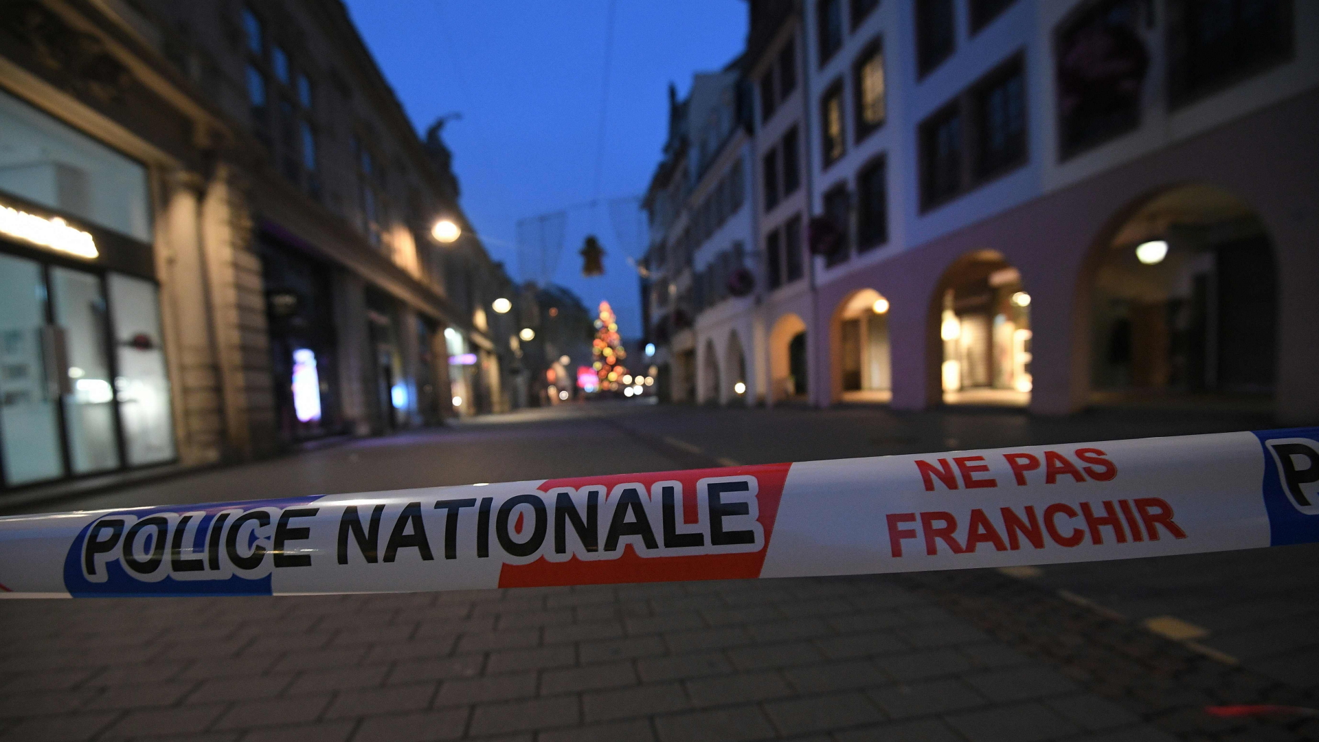 Nach dem Anschlag wurde der Tatort rund um den Weihnachtsmarkt weiträumig abgesperrt. | Bildquelle: AFP