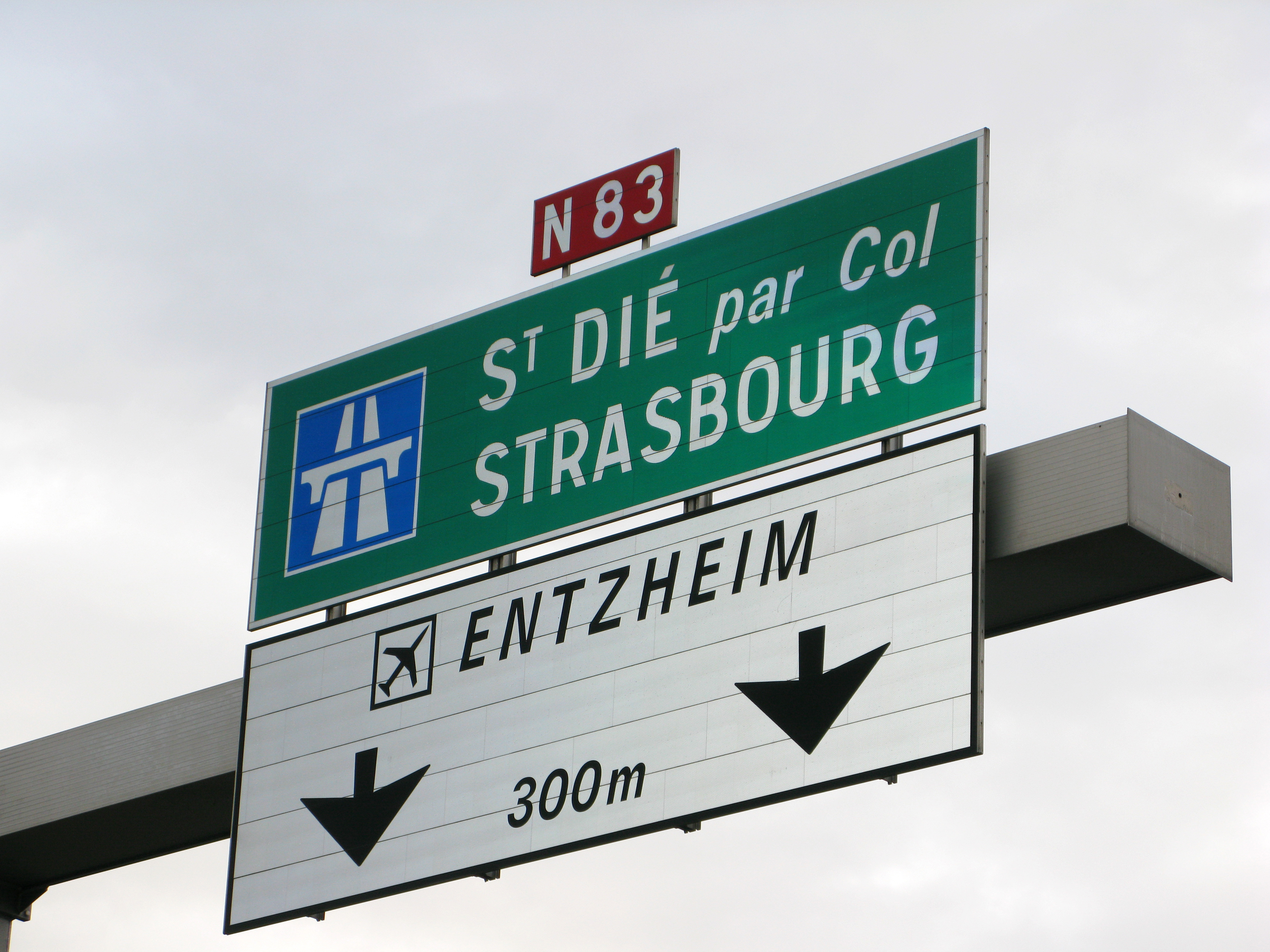 Französisches Autobahnschild weist auf eine Abfahrt Straßburg hin | picture-alliance/ dpa