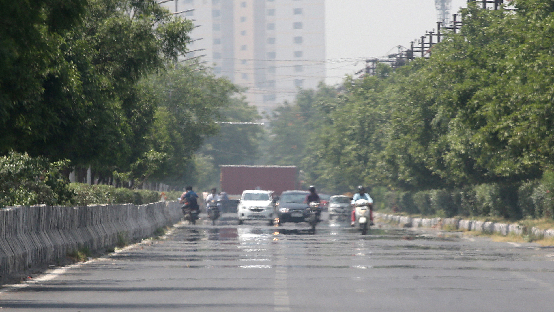Ein Blick auf Hitzedunst auf einer Straße in der Nähe von Neu-Delhi (Indien). | EPA