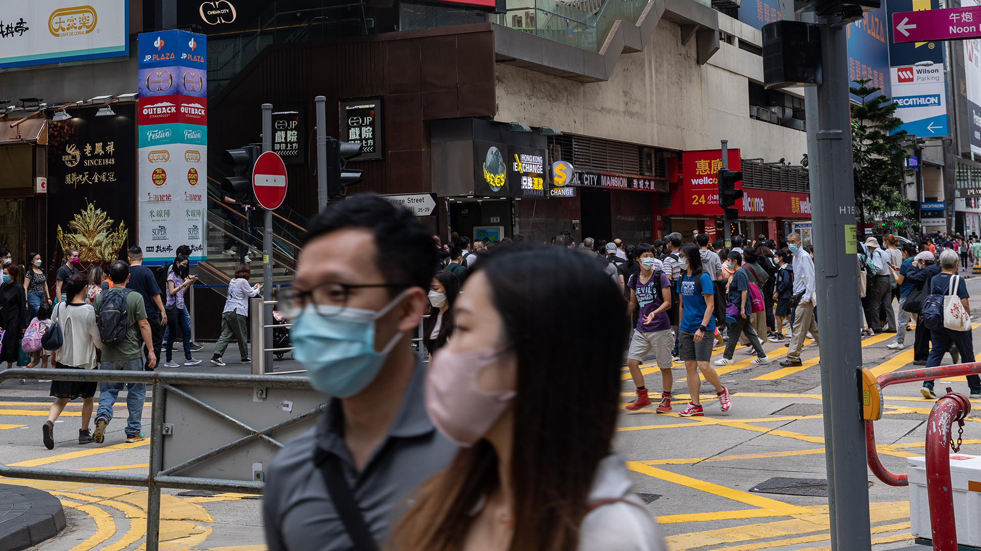 Menschen auf einer Straße in Hongkong, China. | EPA
