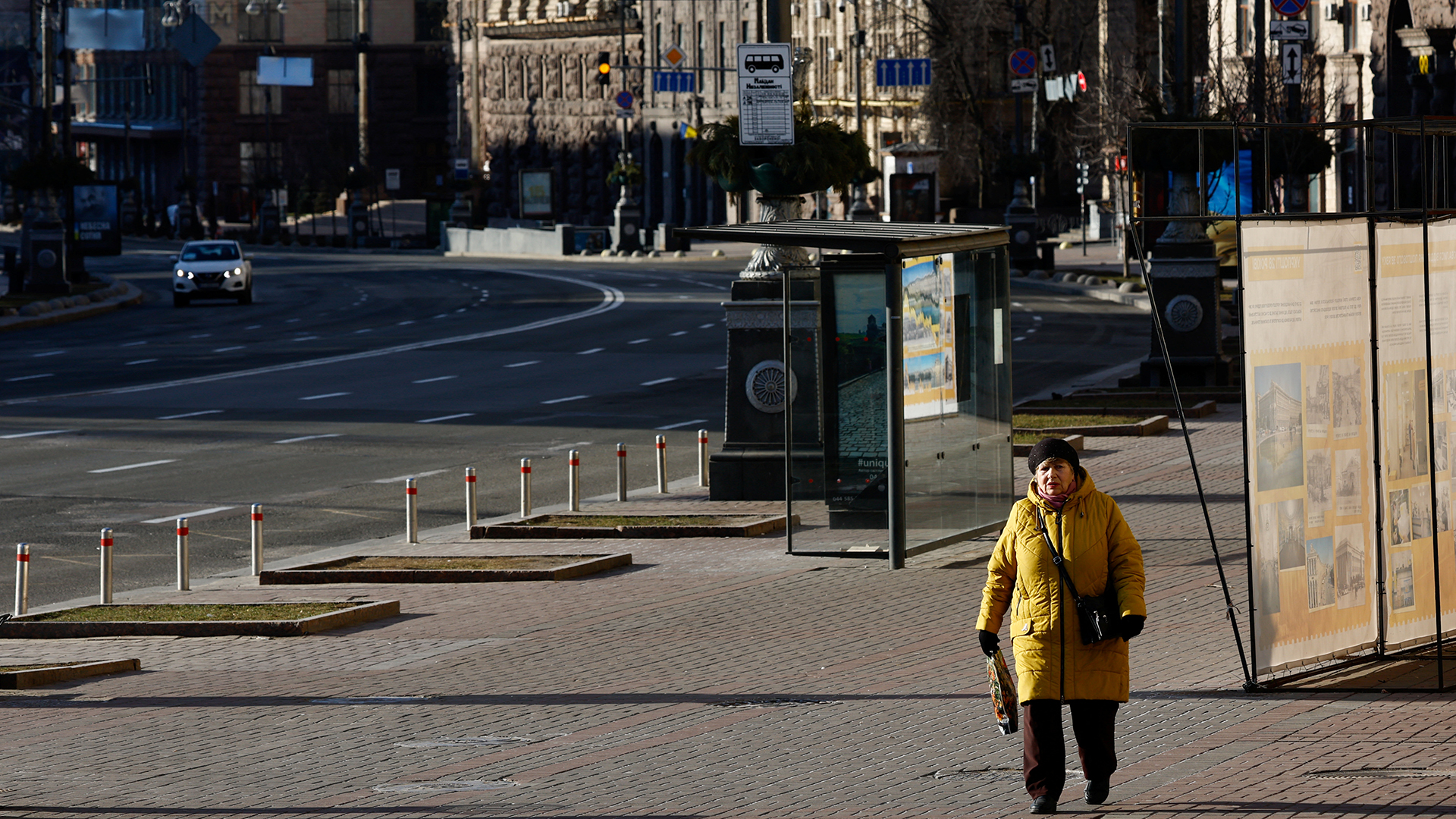 Eine Person geht an einer leeren Straße in Kiew entlang. | REUTERS