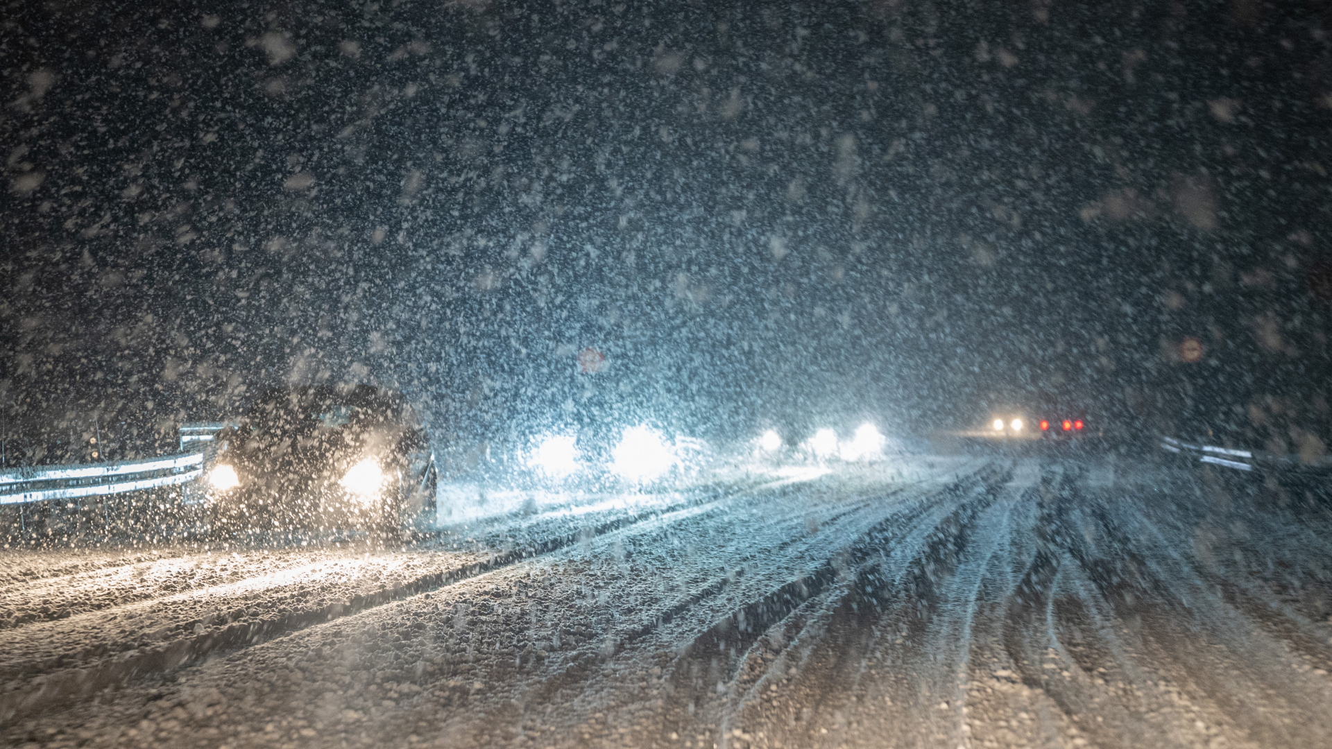 Wintereinbruch: Schneefälle sorgen für Verkehrschaos und Unfälle