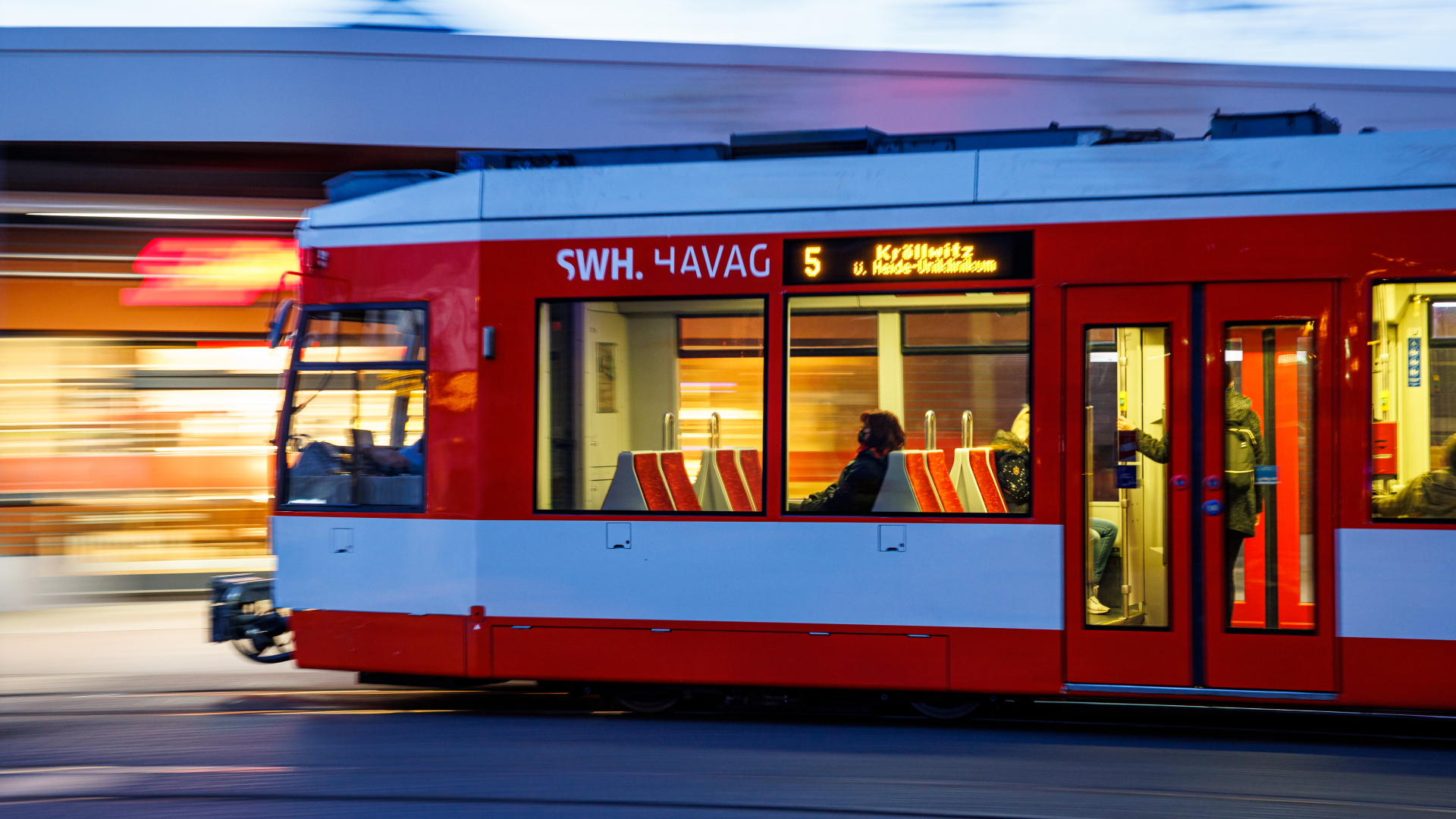 Eine Straßenbahn fährt in Halle (Saale) | dpa
