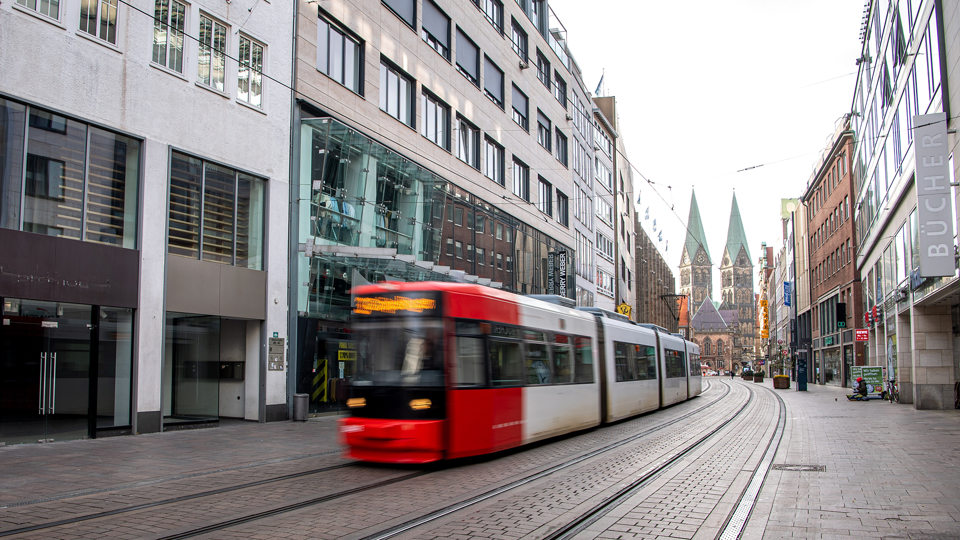 Eine Straßenbahn fährt durch die Innenstadt von Bremen. | picture alliance/dpa