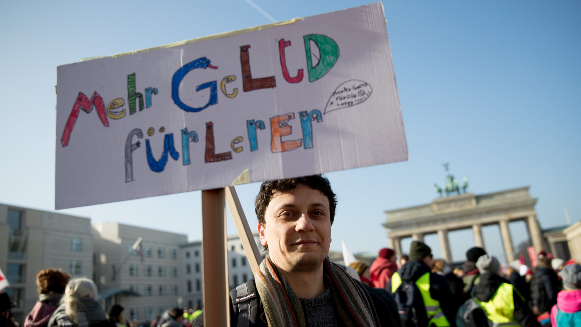 Mehrere Tausend Menschen demonstrieren in Berlin für eine bessere Bezahlung. | dpa