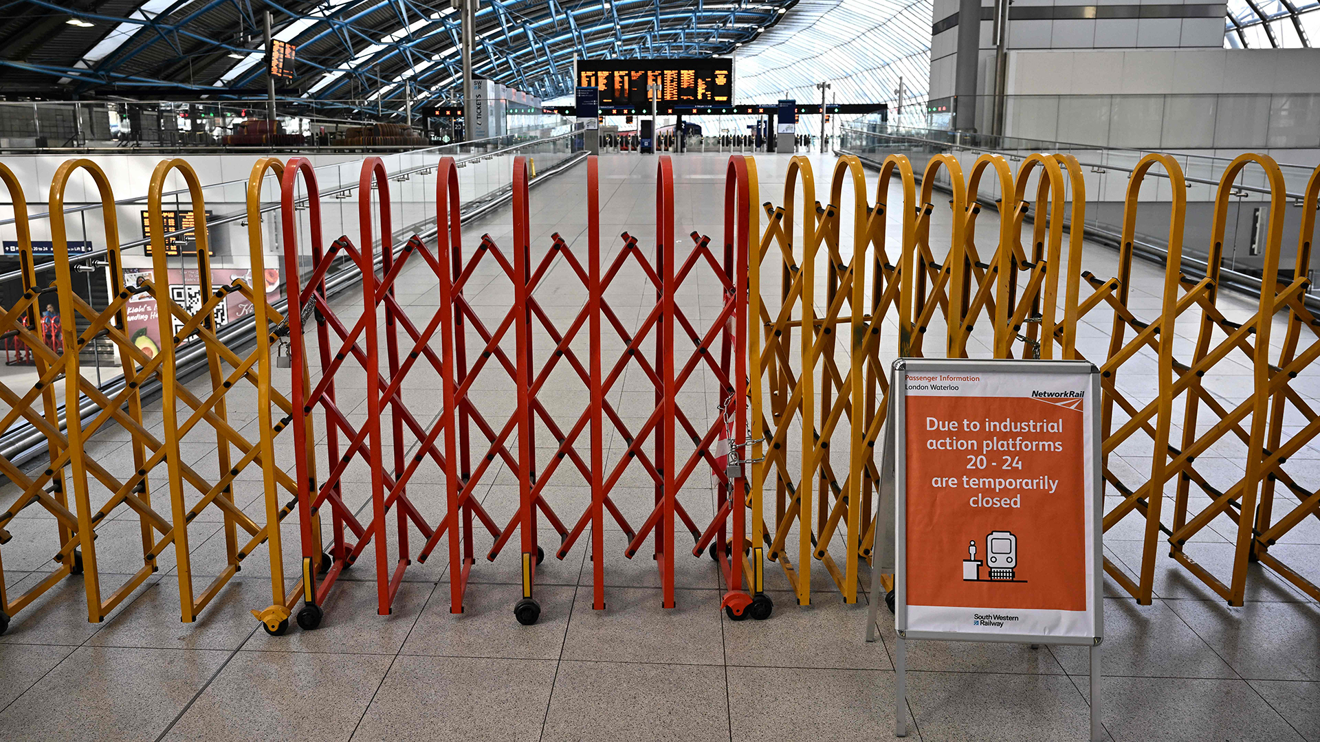 Auf der Waterloo Station in London ist ein Bahnsteig abgesperrt. | AFP
