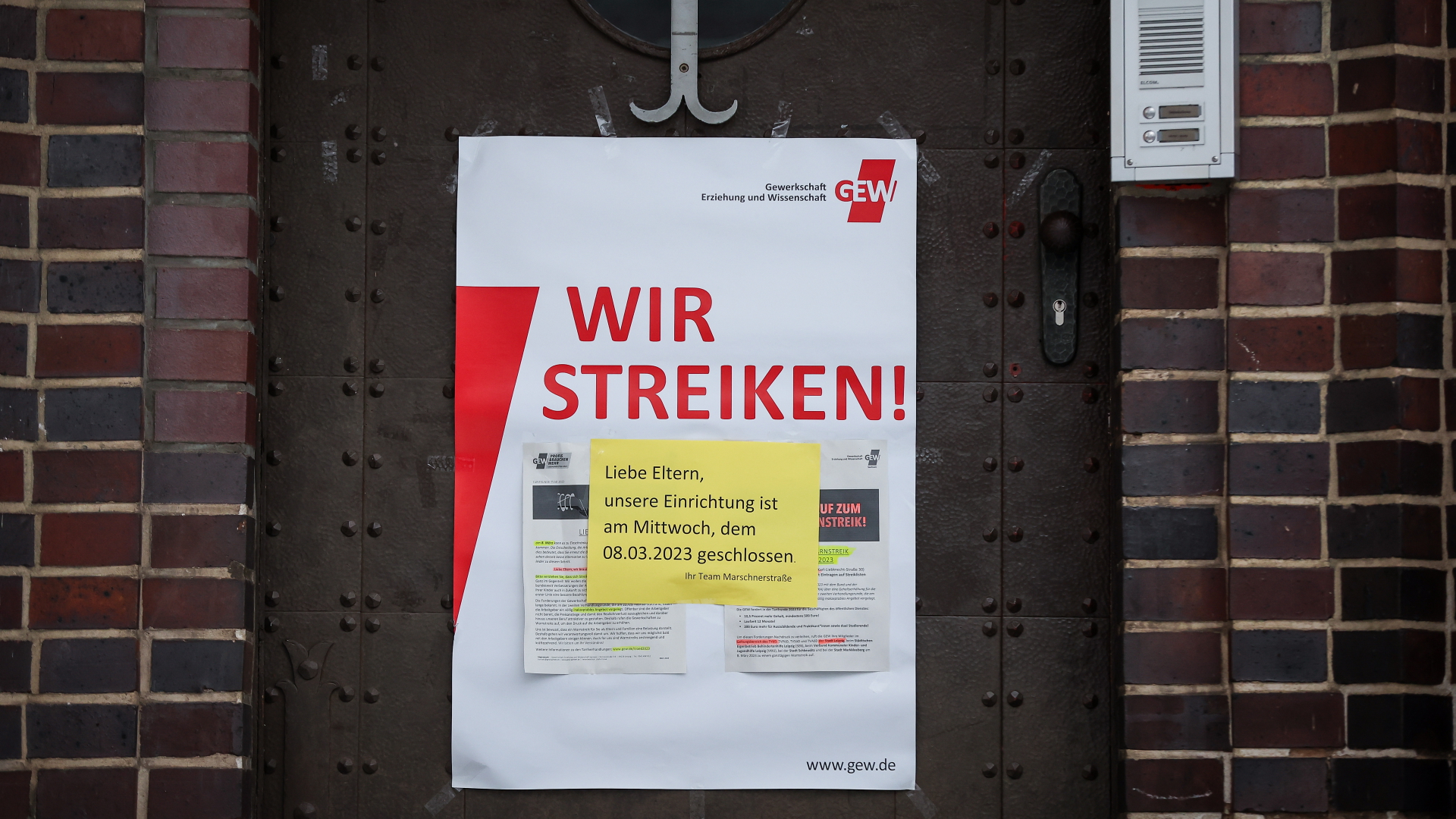 Ein Streikplakat weist an einem geschlossenen Kindergarten auf einen Warnstreik hin. | dpa
