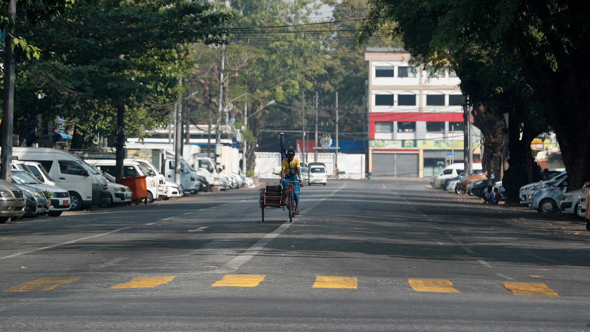 Ein Mann fährt auf einer Rikscha durch eine leere Straße in der Innenstadt von Yangon, Myanmar. | EPA