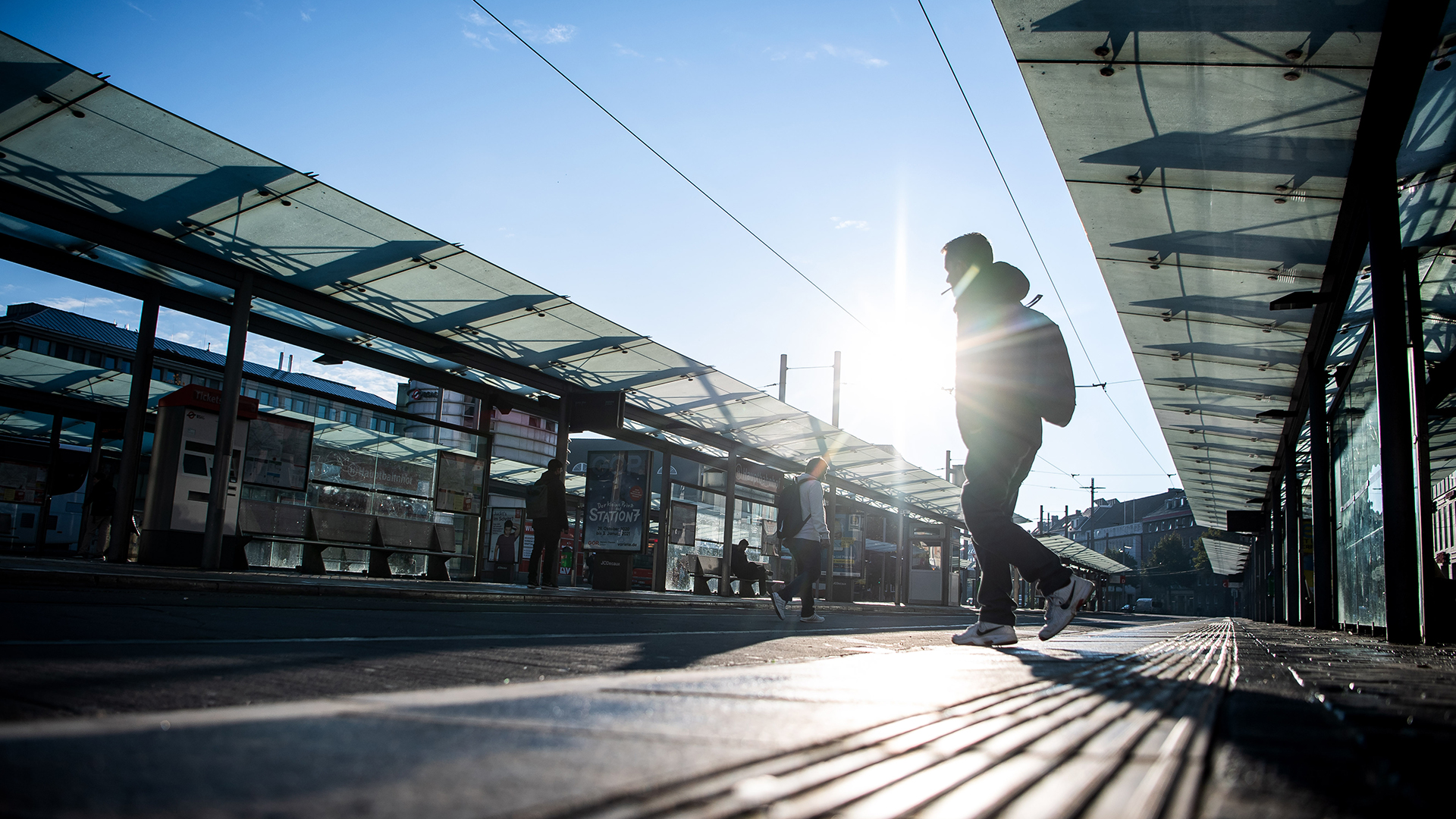 Ein einzelner Mann läuft über die leere Bushaltestelle Hauptbahnhof in Bremen | dpa