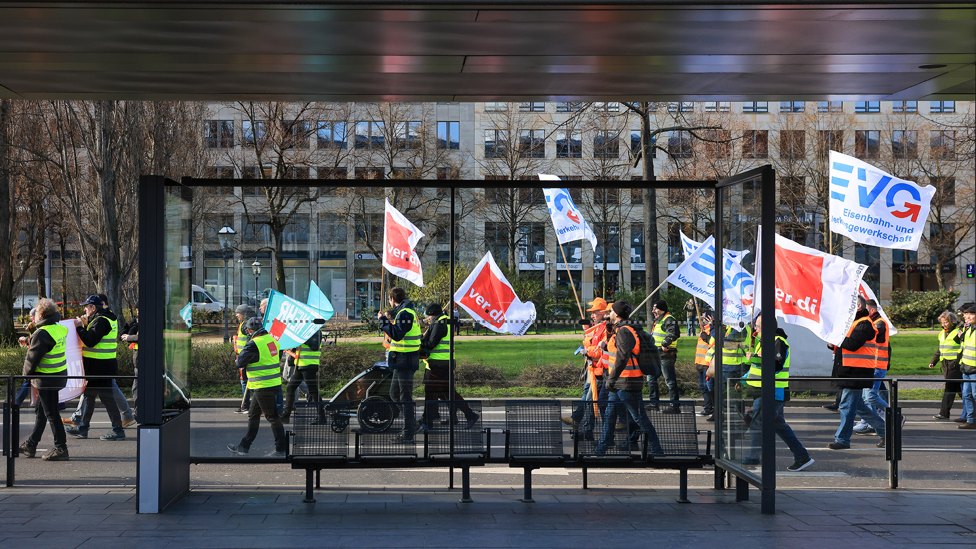 Mitglieder von Verdi und der Eisenbahn- und Verkehrsgewerkschaft EVG ziehen in Leipzig (Sachsen) in einer Demonstration hinter einer leeren Straßenbahnhaltestelle vorbei. | dpa
