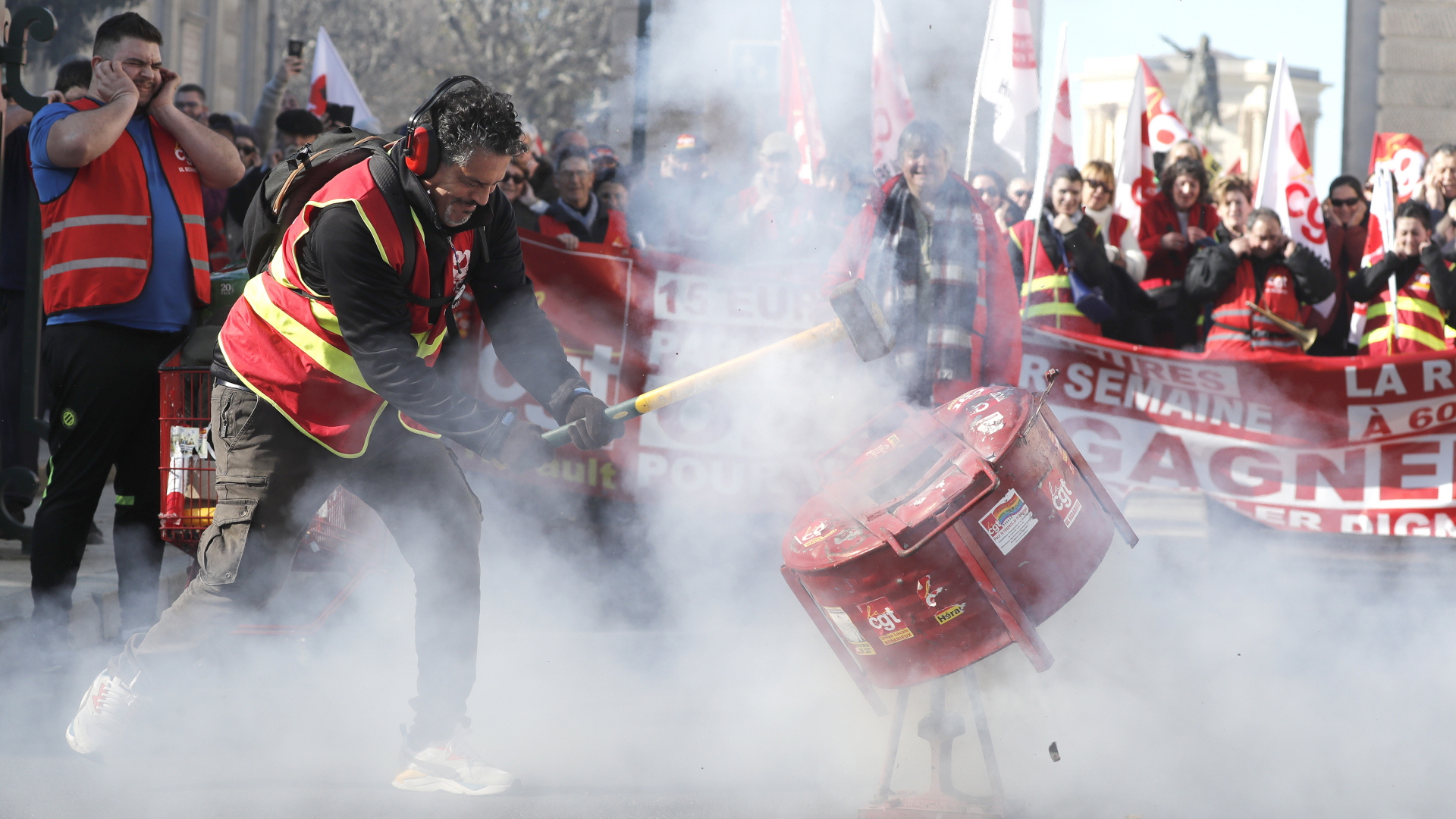 Ein Streikender haut in Frankreich auf einen Metallkanister | EPA