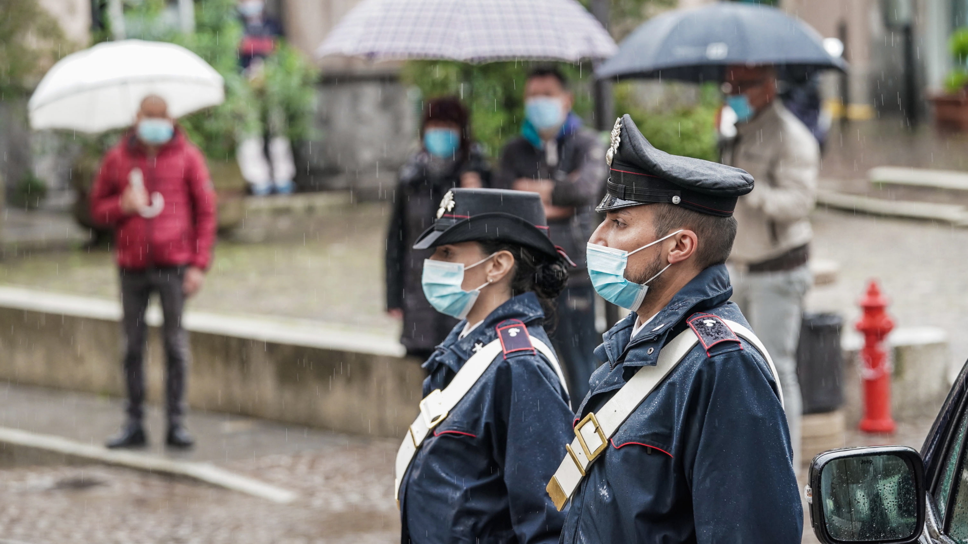 Polizisten und Bewohner des Ortes Stresa gedenken schweigend der Opfer des Seilbahnunglücks. | EPA