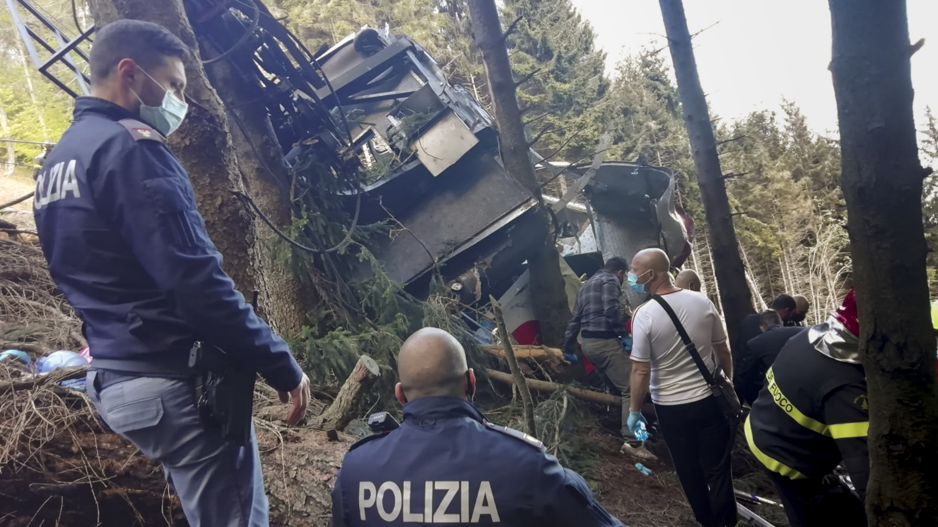 Rettungshelfer arbeiten am Wrack der Seilbahngondel nahe Stresa in Norditalien
