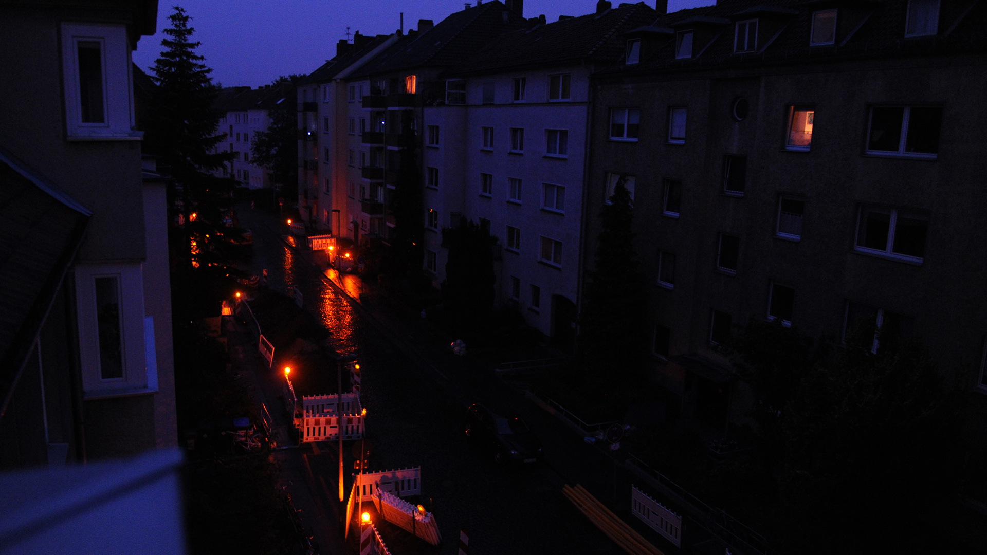 Stromausfall in Hannover im Juli 2011: Akkubetriebene Lampen einer Baustelle sorgen für etwas Licht. | dpa