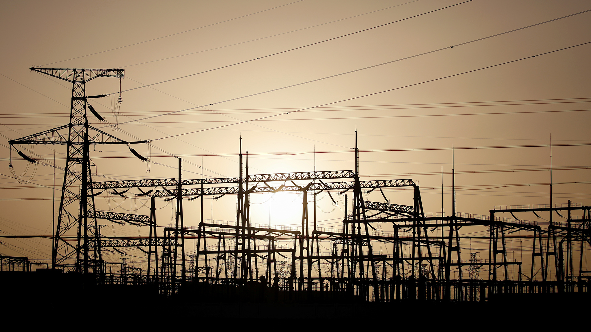 Strommasten und Stromleitungen in einem Kraftwerk in der Nähe von Yumen (Provinz Gansu, China) | REUTERS