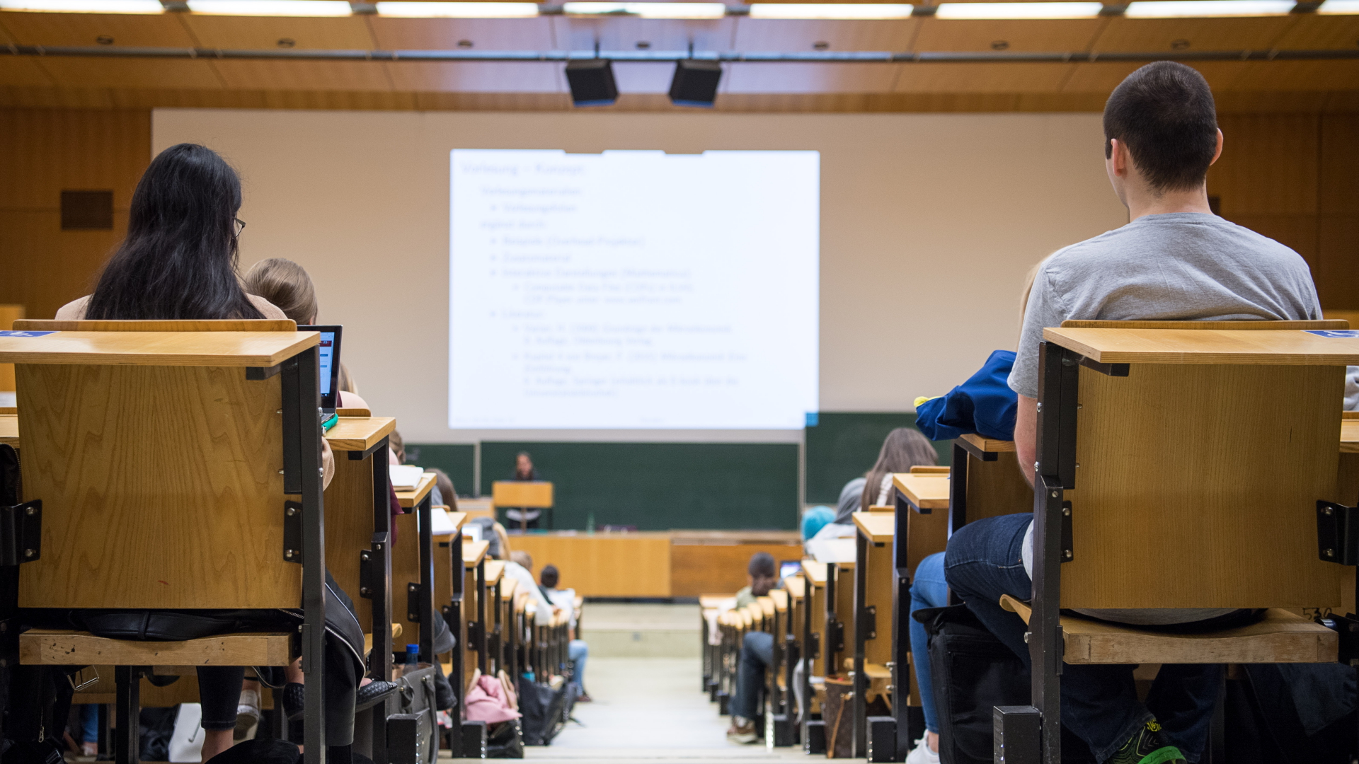 Studentinnen und Studenten sitzen während einer Vorlesung in einem Hörsaal in Tübingen (Archivbild 2018) | dpa