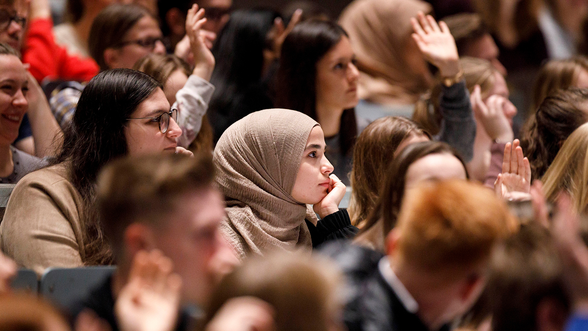 Studentinnen und Studenten sitzen in einem Hörsaal an der Universität zu Köln. | picture alliance / Geisler-Fotop