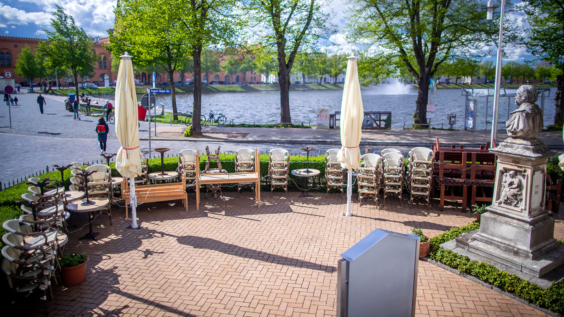 Stühle stehen vor einem Restaurant am Pfaffenteich in Schwerin (Mecklenburg-Vorpommern) | dpa