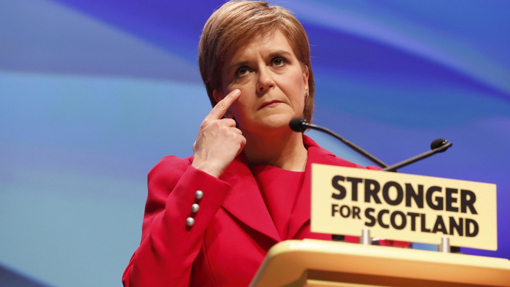 Die schottische Regierungschefin Nicola Sturgeon redet auf der jährlichen Konferenz ihrer SNP-Partei.