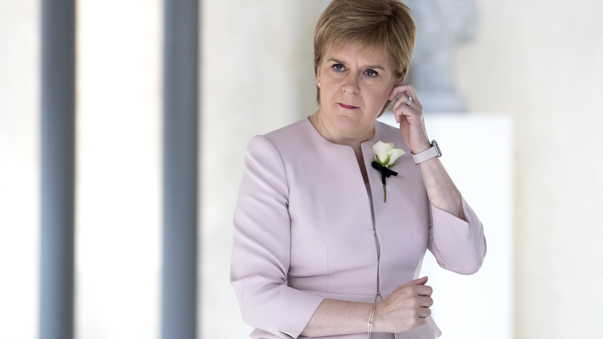 Die schottische Regierungschefin Nicola Sturgeonwartet vor dem schottischen Parlamentsgebäude. | dpa
