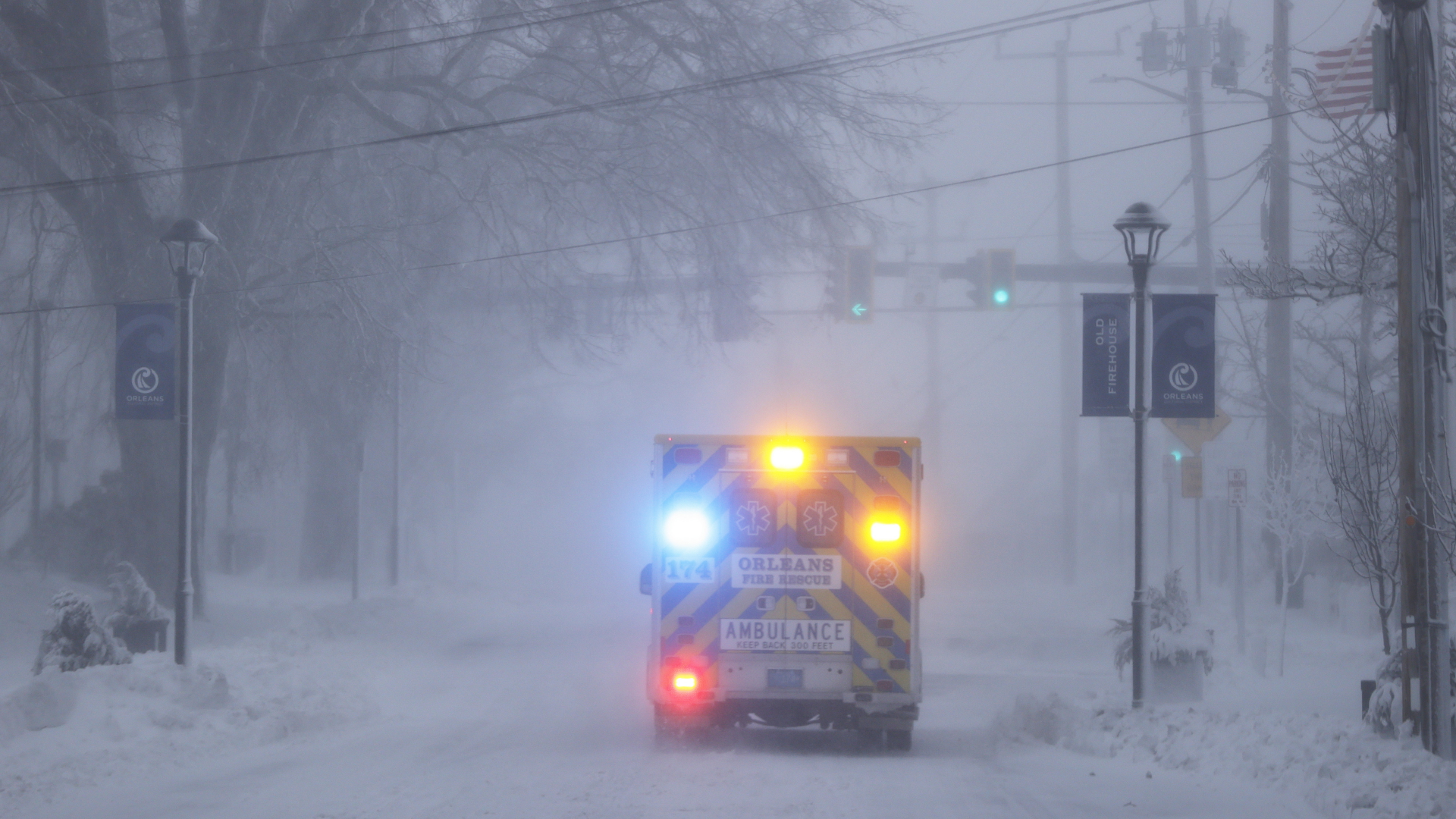 Ein Rettungswagen fährt durch dichtes Schneegestöber in Orleans, Massachusetts. | EPA