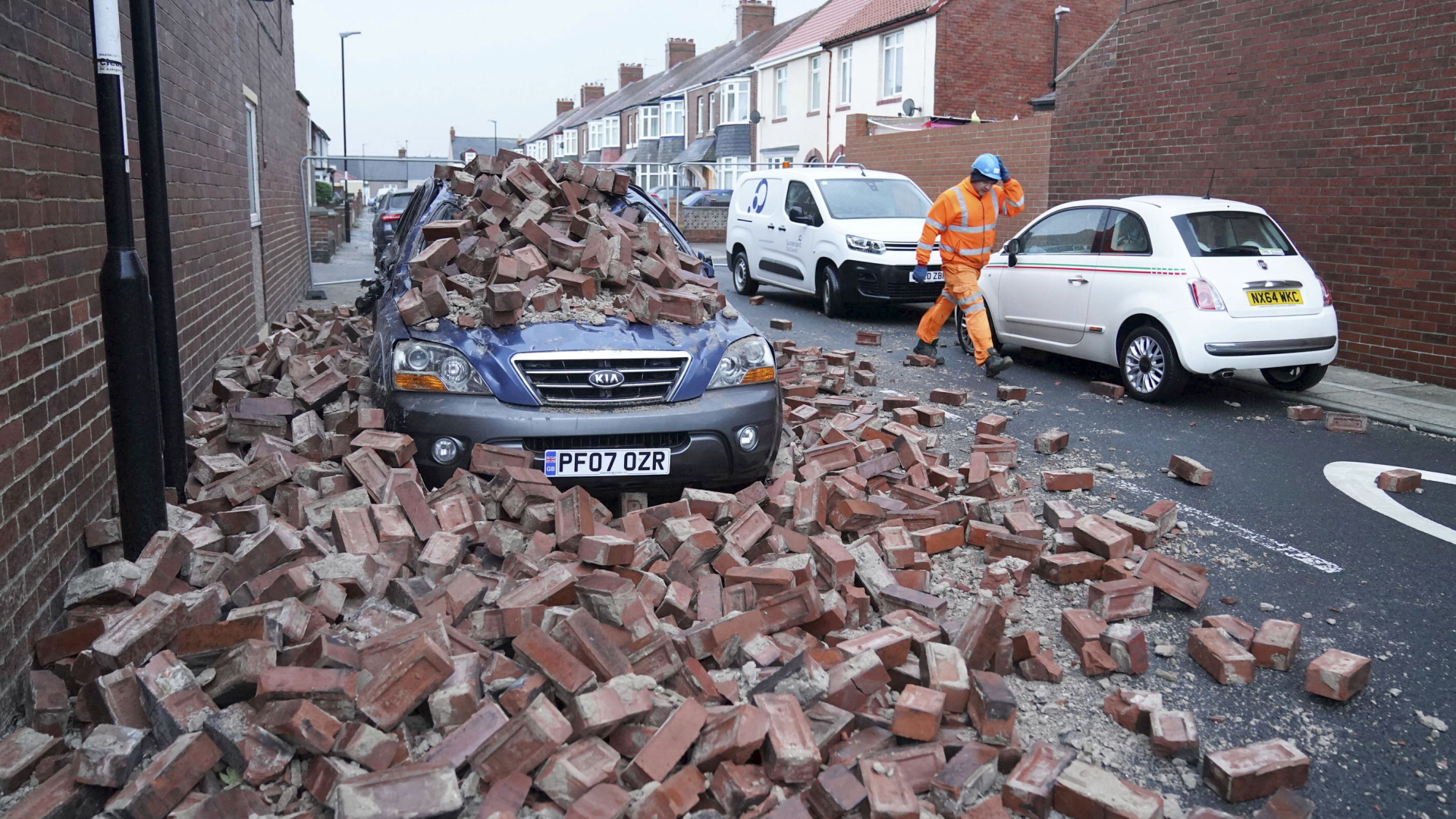 Ein Auto ist in Roker, Sunderland, England, nach einem heftigen Sturm unter heruntergefallenen Backsteinen begraben  | AP