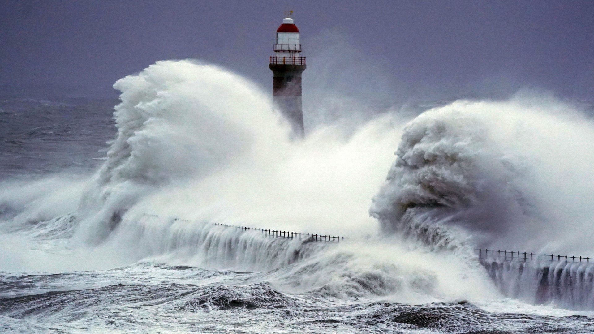 Hohe Wellen brechen am Leuchtturm von Roker, Sunderland, England. | AP