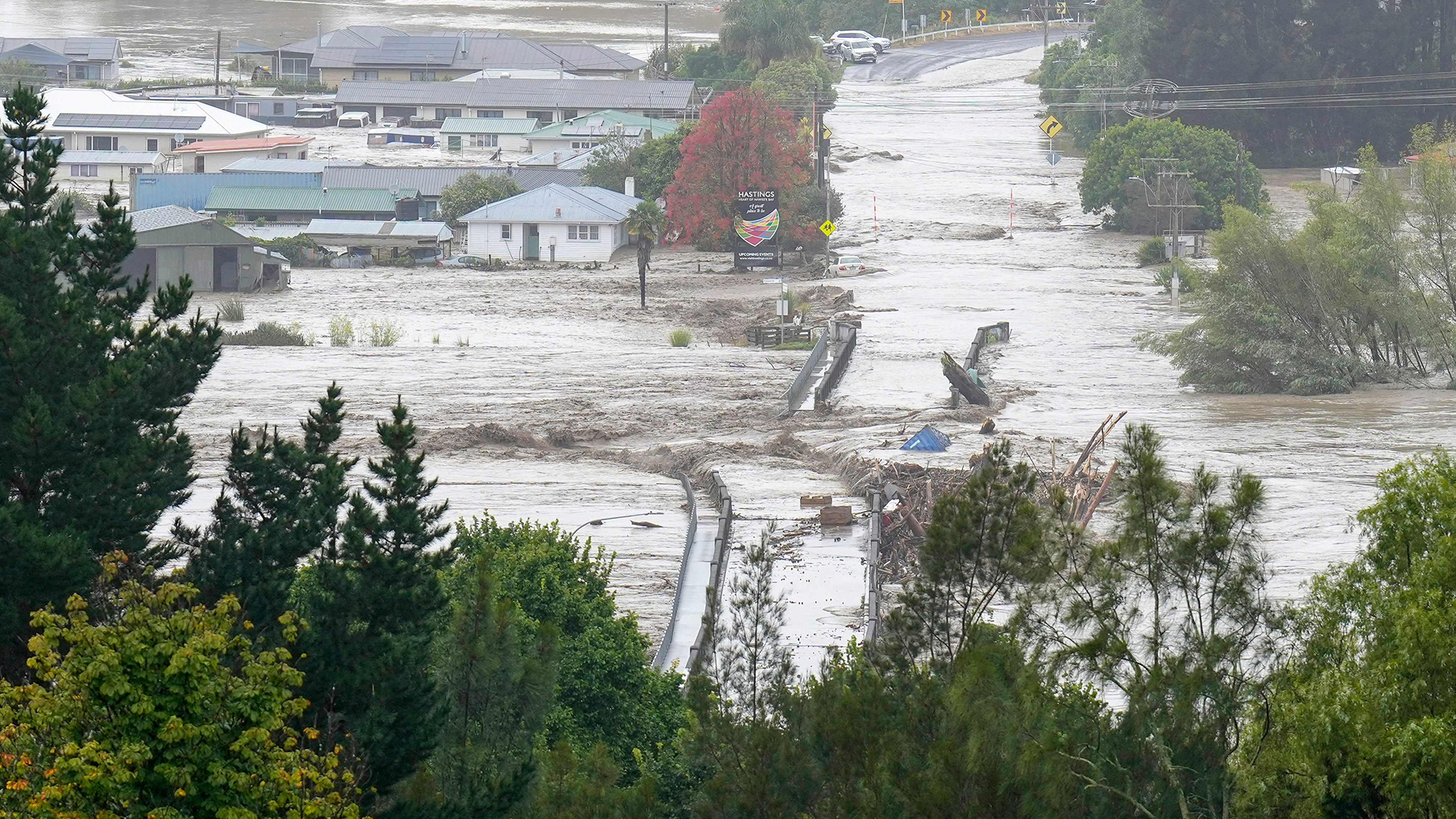 Die von den Wassermassen des Tutaekuri-Flusses zerstörte und überschwemmt Redclyffe-Brücke bei Napier | AFP