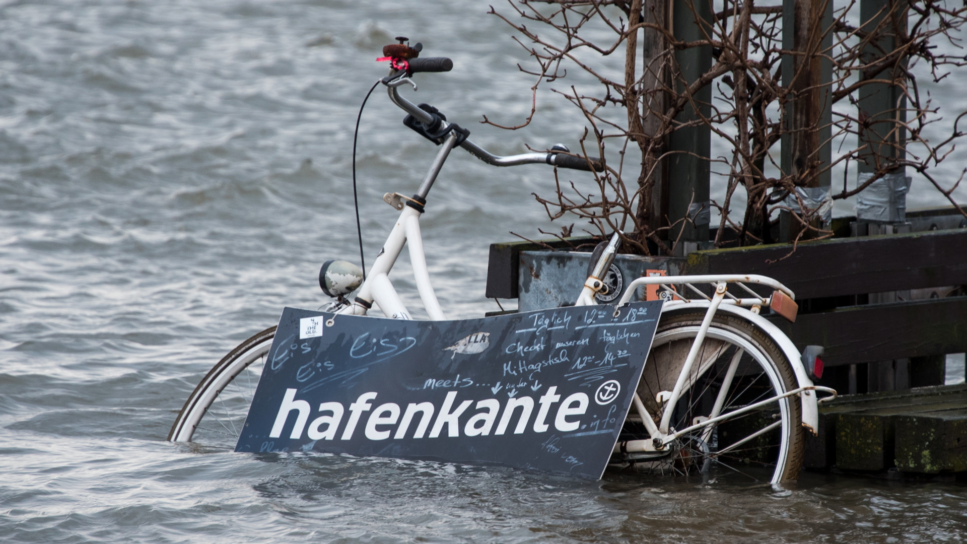 Ein Fahrrad steht am Nachmittag während einer Sturmflut beim Hochwasser der Elbe auf dem überschwemmten Fischmarkt. | dpa