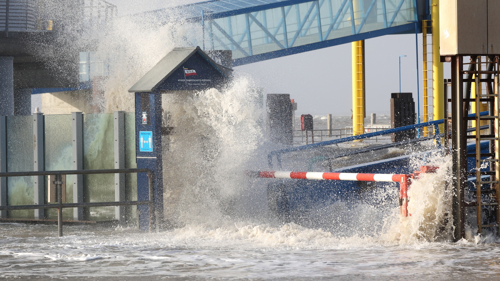 Die Gischt der aufgepeitschten Nordsee überflutet bei Sturm den Fähranleger Dagebüll.  | dpa