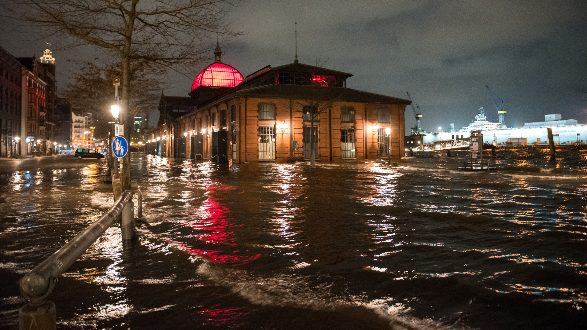 Überschwemmter Fischmarkt in Hamburg | dpa