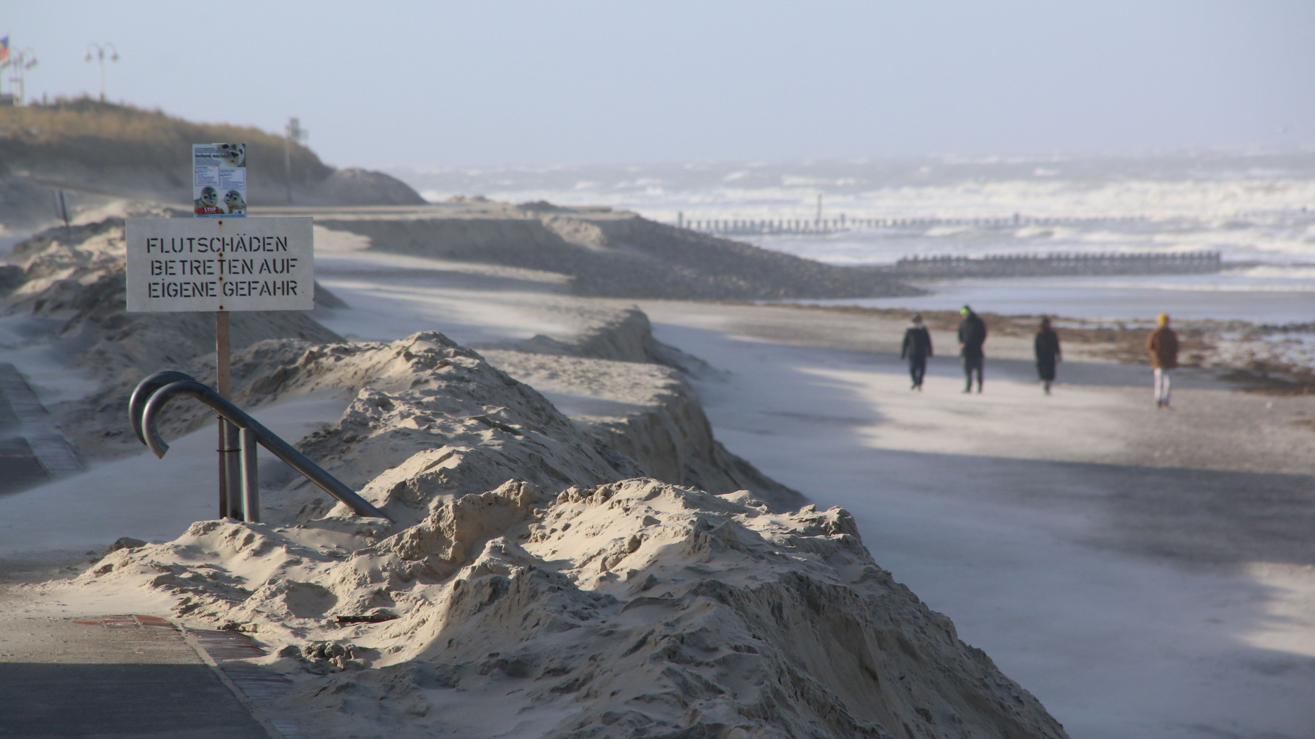 Spaziergänger gehen nach einem Sturm am Strand von Wangerooge spazieren.  | dpa