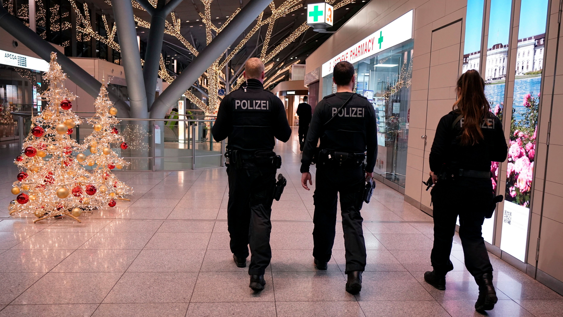 Sicherheitskräfte patrouillieren am Stuttgarter Flughafen. | Bildquelle: RONALD WITTEK/EPA-EFE/REX