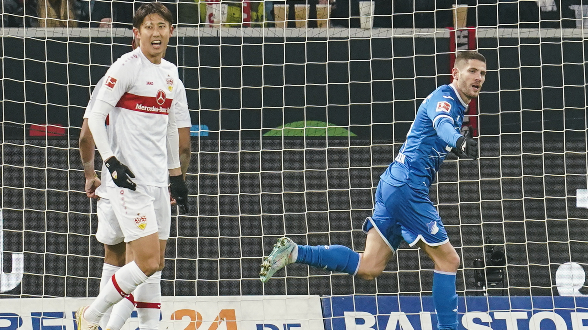 Hoffenheims Torschütze Andrej Kramaric (r) jubelt über das Tor zum 1:0. Links steht Stuttgarts Wataru Endo. | dpa