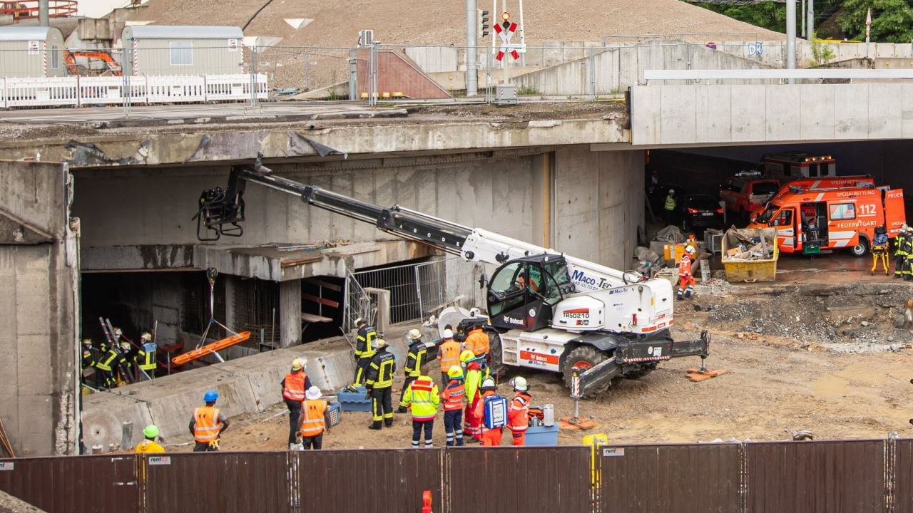 Einsatzkräfte helfen bei den Bergungsarbeiten auf einer Tunnelbaustelle in Stuttgart. | dpa