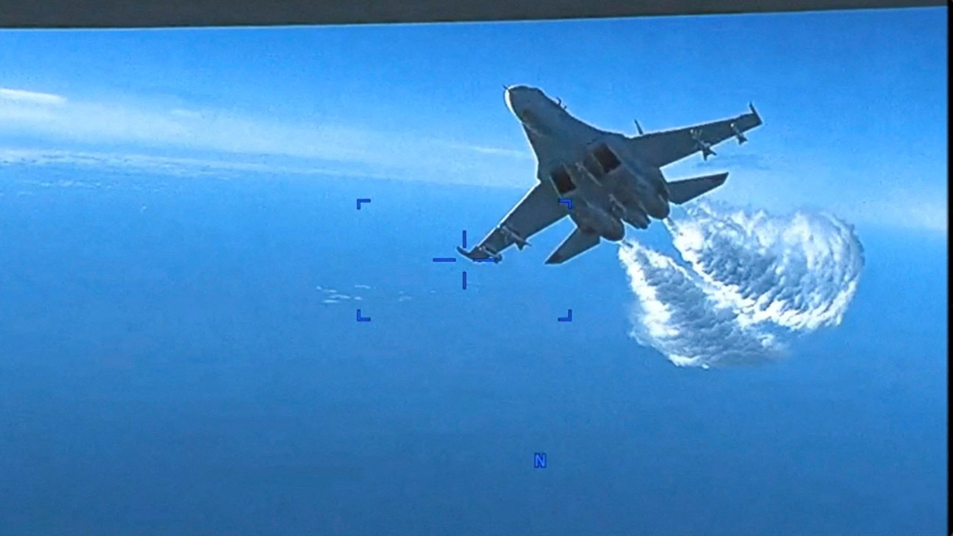 Ein russisches Flugzeug vom Typ Su-27 lässt Treibstoff ab. | via REUTERS