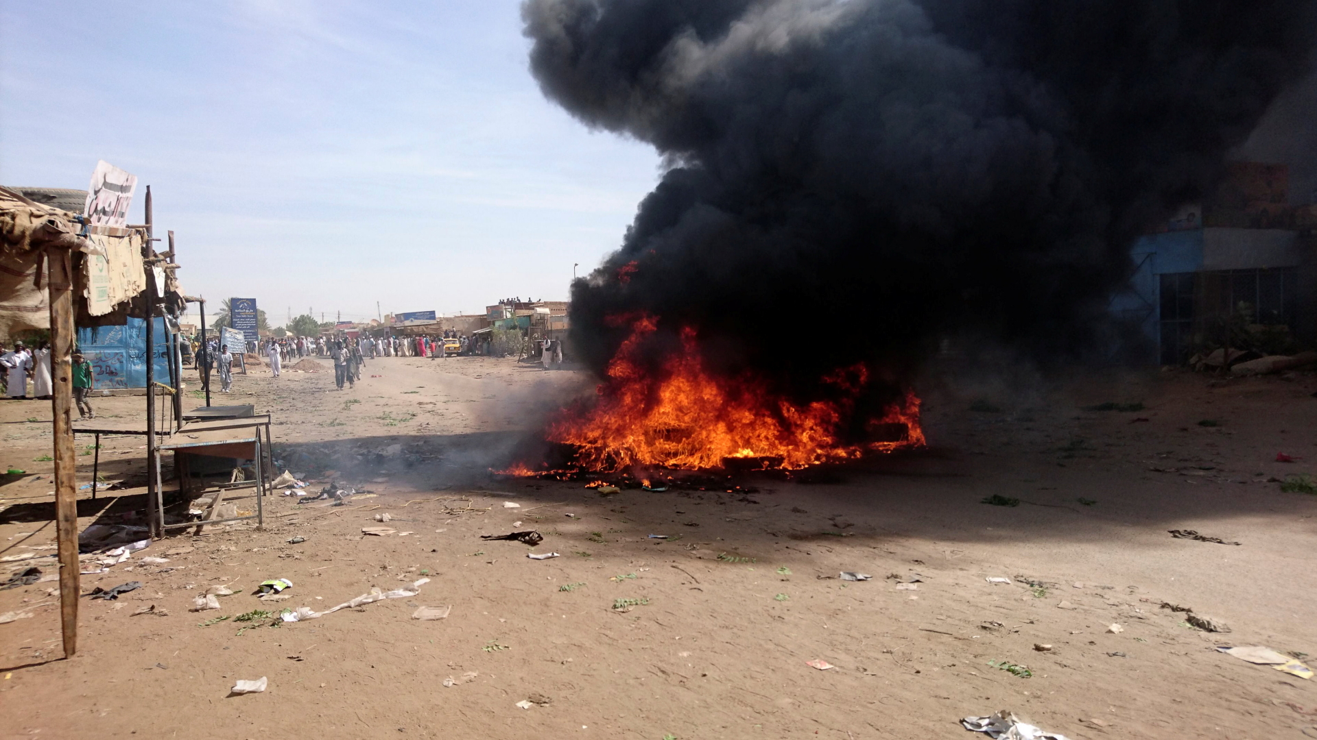Ein Feuer brennt am Rande der Proteste in Atbara | Bildquelle: REUTERS