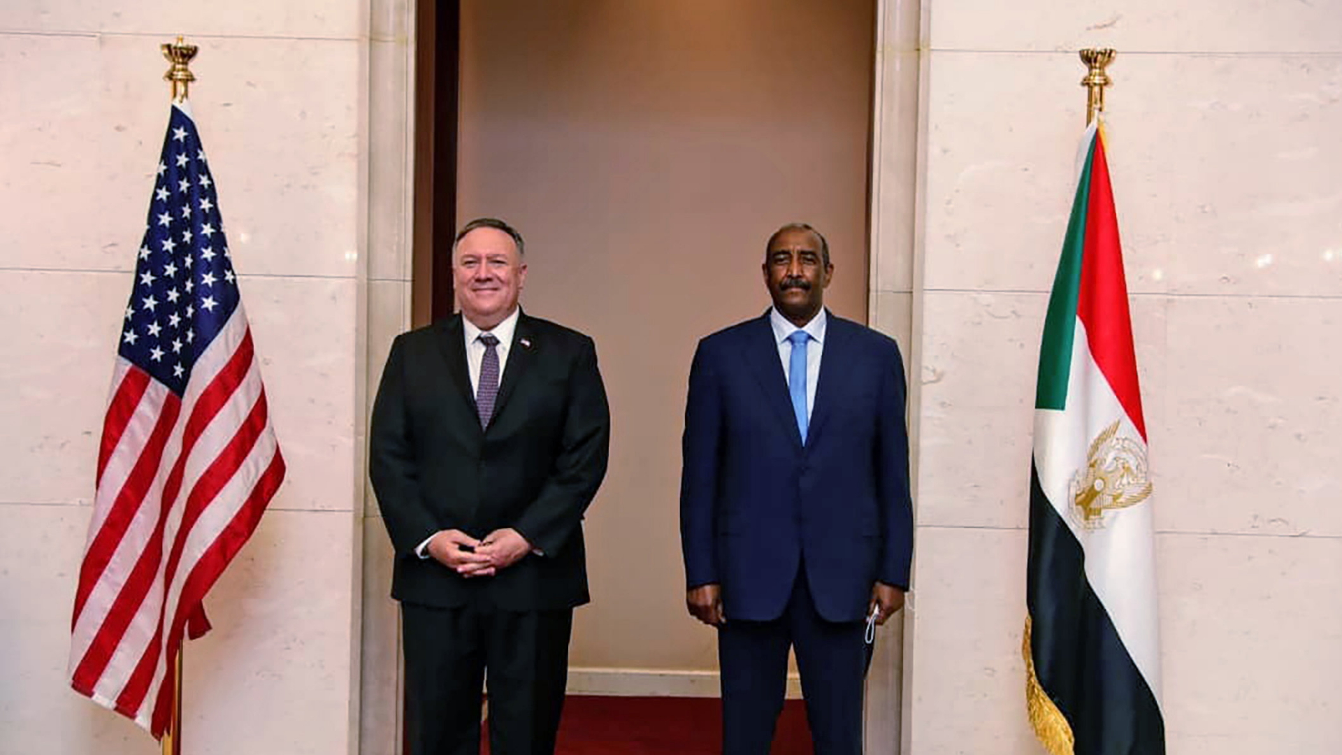 US-Außenminister Mike Pompeo und der Vorsitzende des sudanesischen Souveränitätsrats, Abdel Fattah Burhan. (Archiv, August 2020) | AP