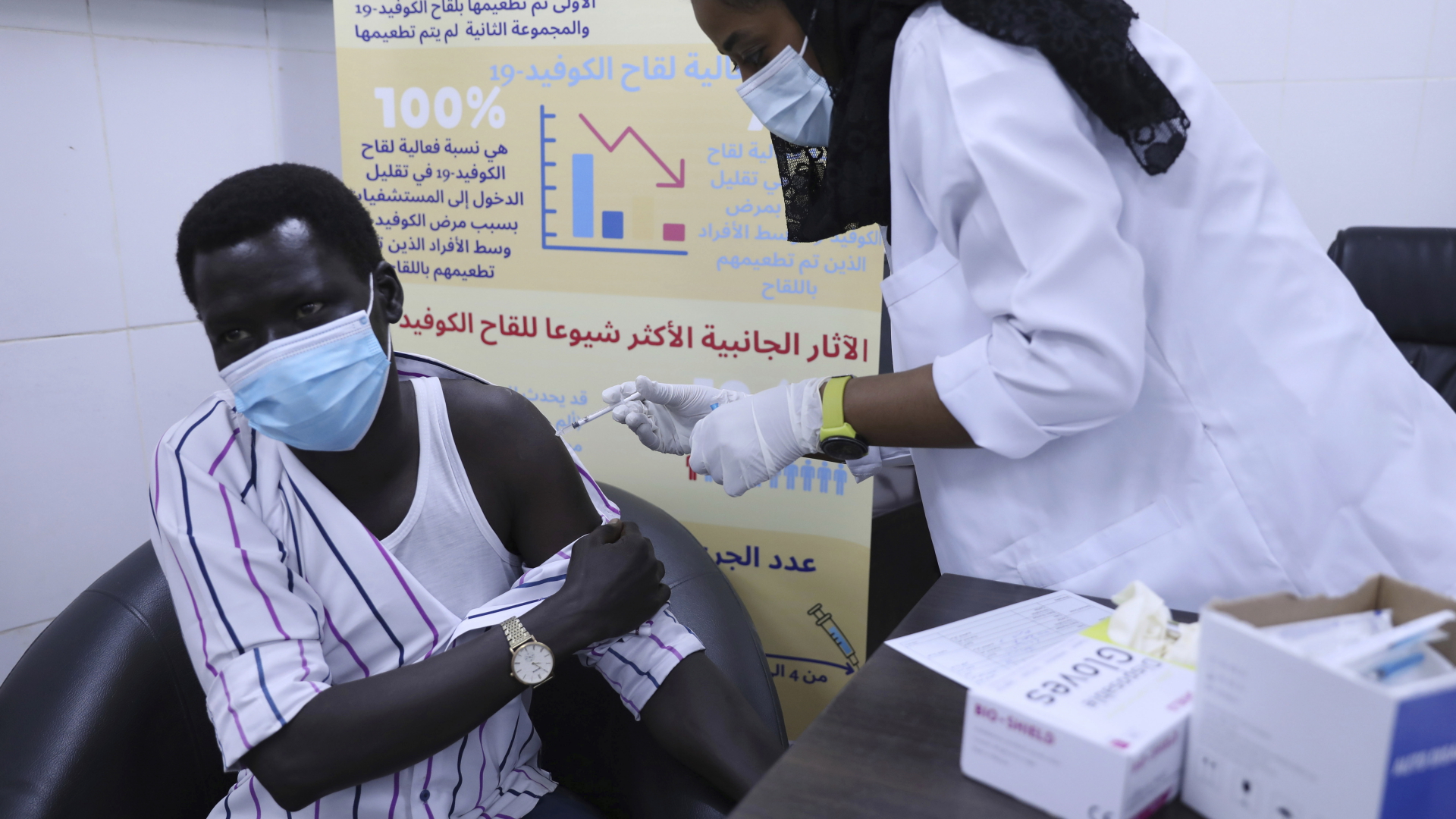 Ein Mann bekommt eine Impfung von einer Ärztin im Sudan. | dpa